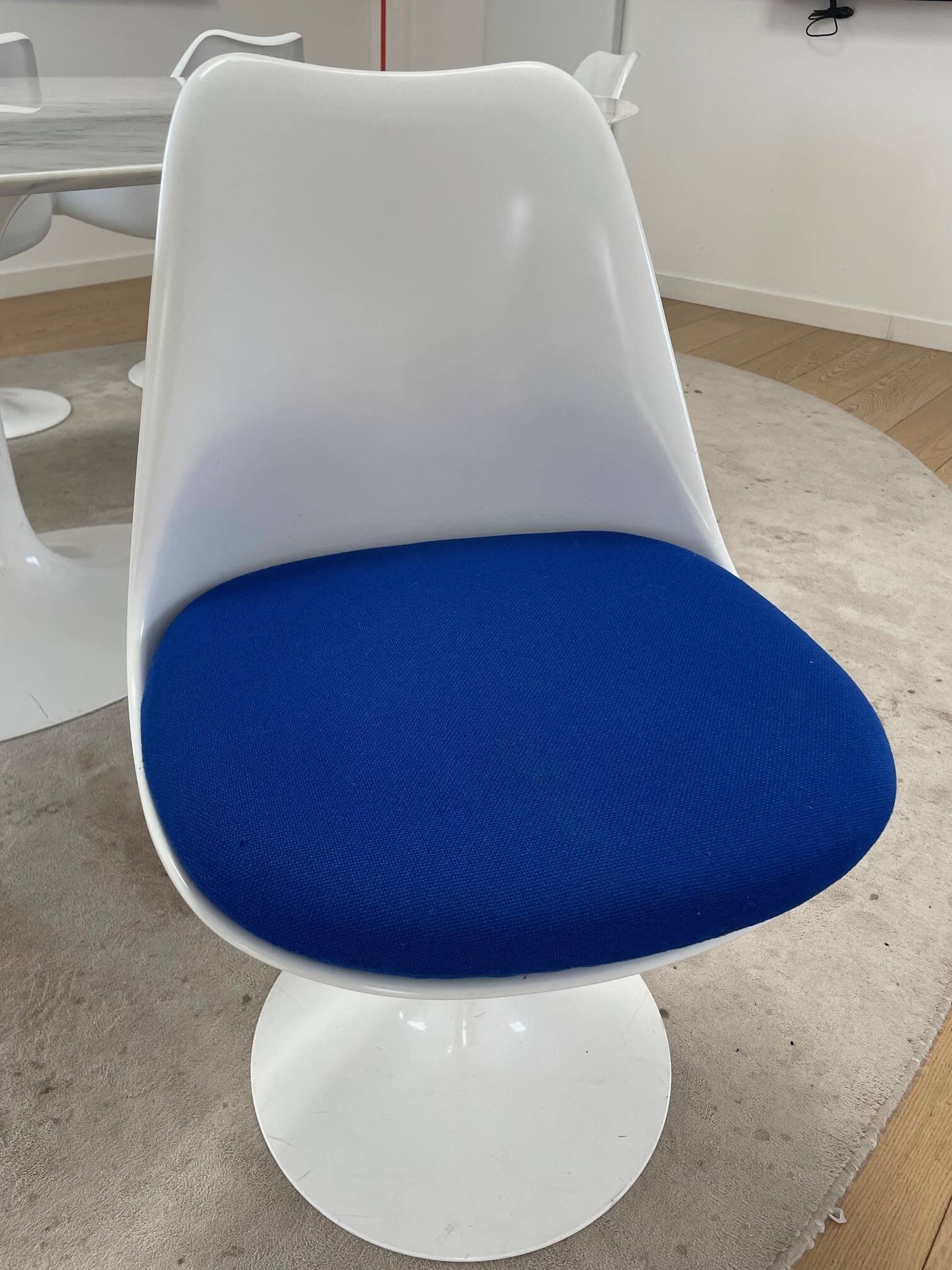 Oval Knoll Saarinen table in Carrara marble + 8 original Tulip chairs