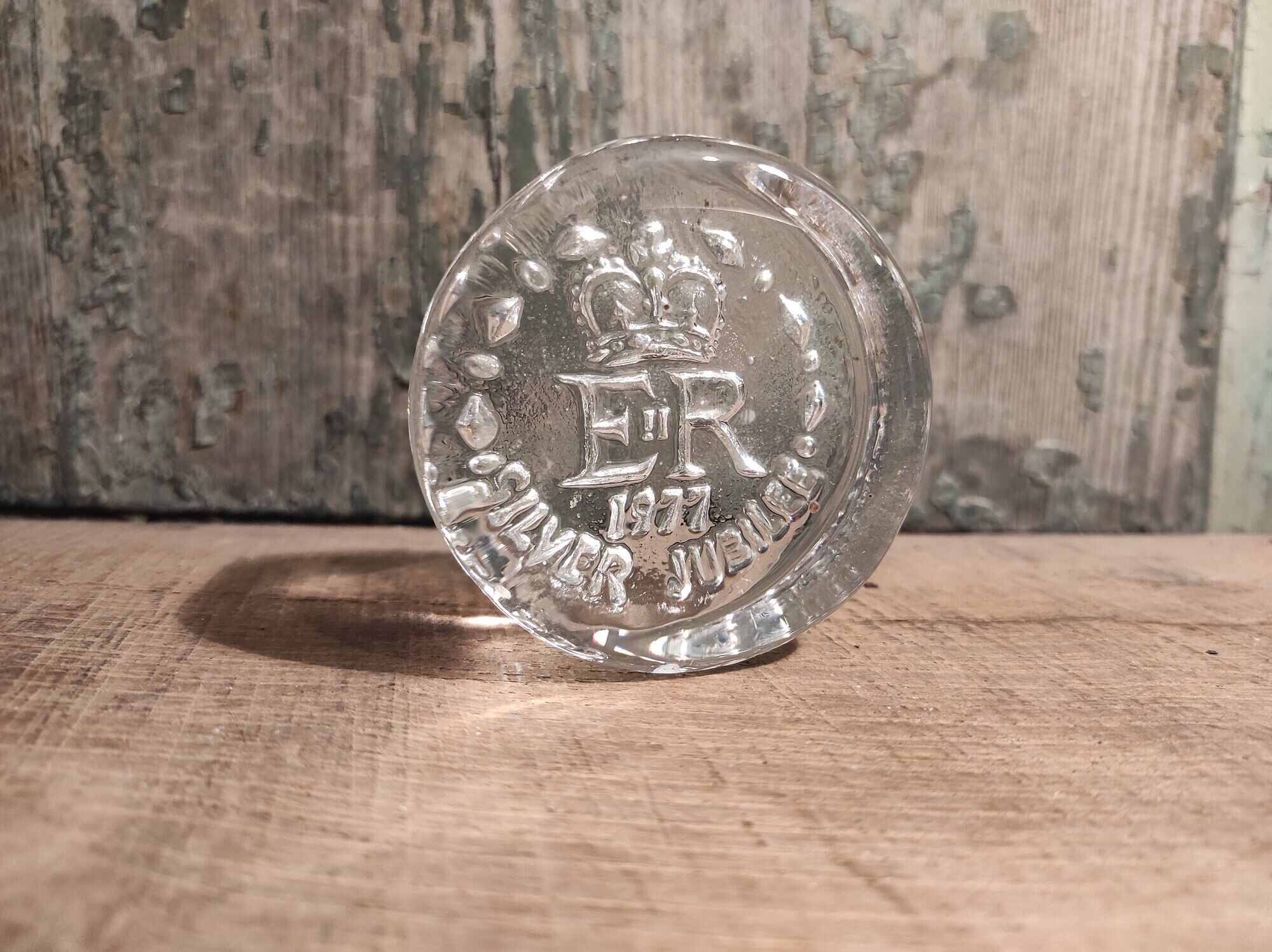 Dartington glass paperweight Queen Elizabeth II Silver Jubilee 1977