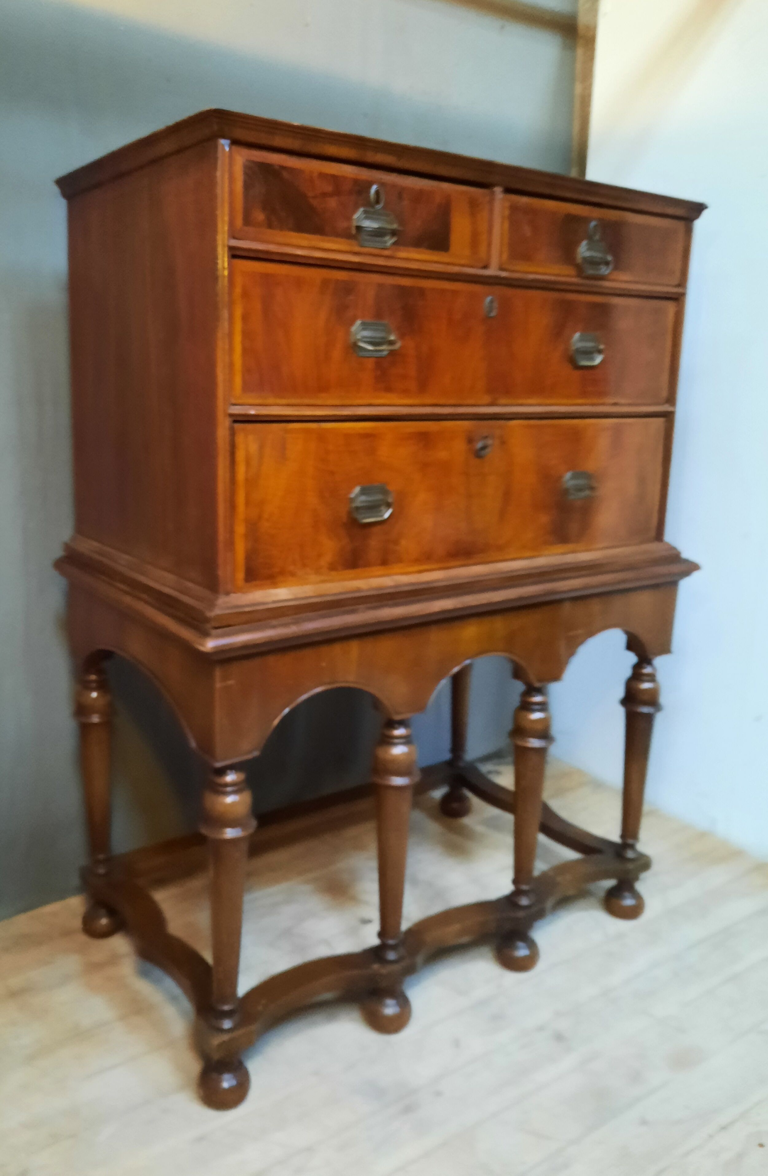 Nineteenth century English tirroir cabinet