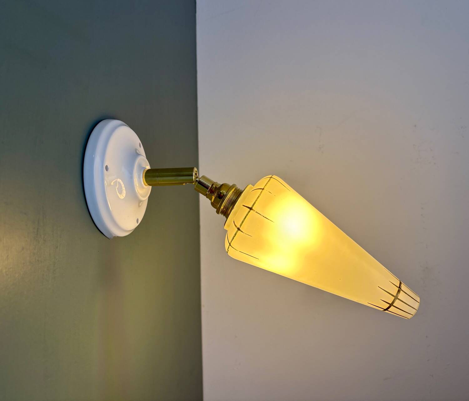 Vintage tulip wall lamp in white opaline with gold trim