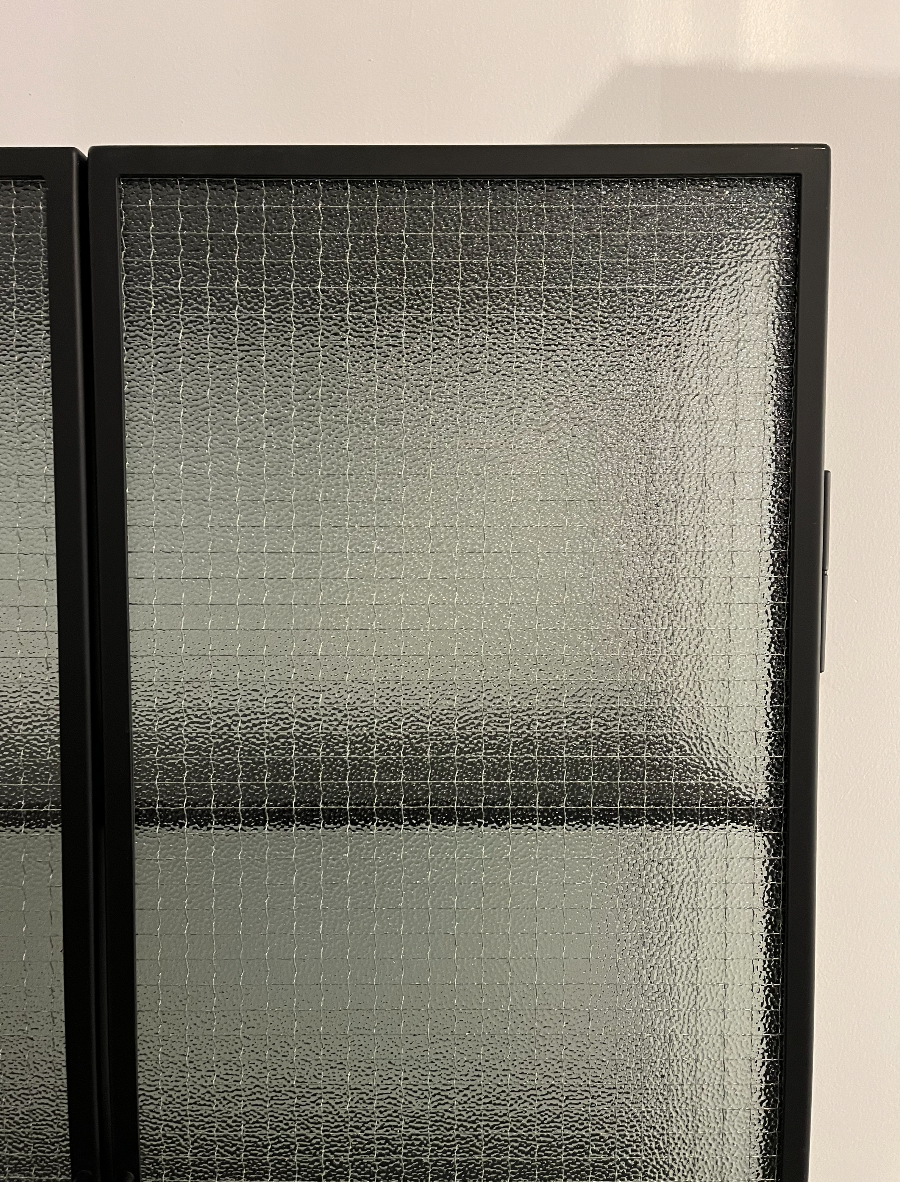 Vitrine Ferm Living Modèle Haze en verre armé et métal | Selency