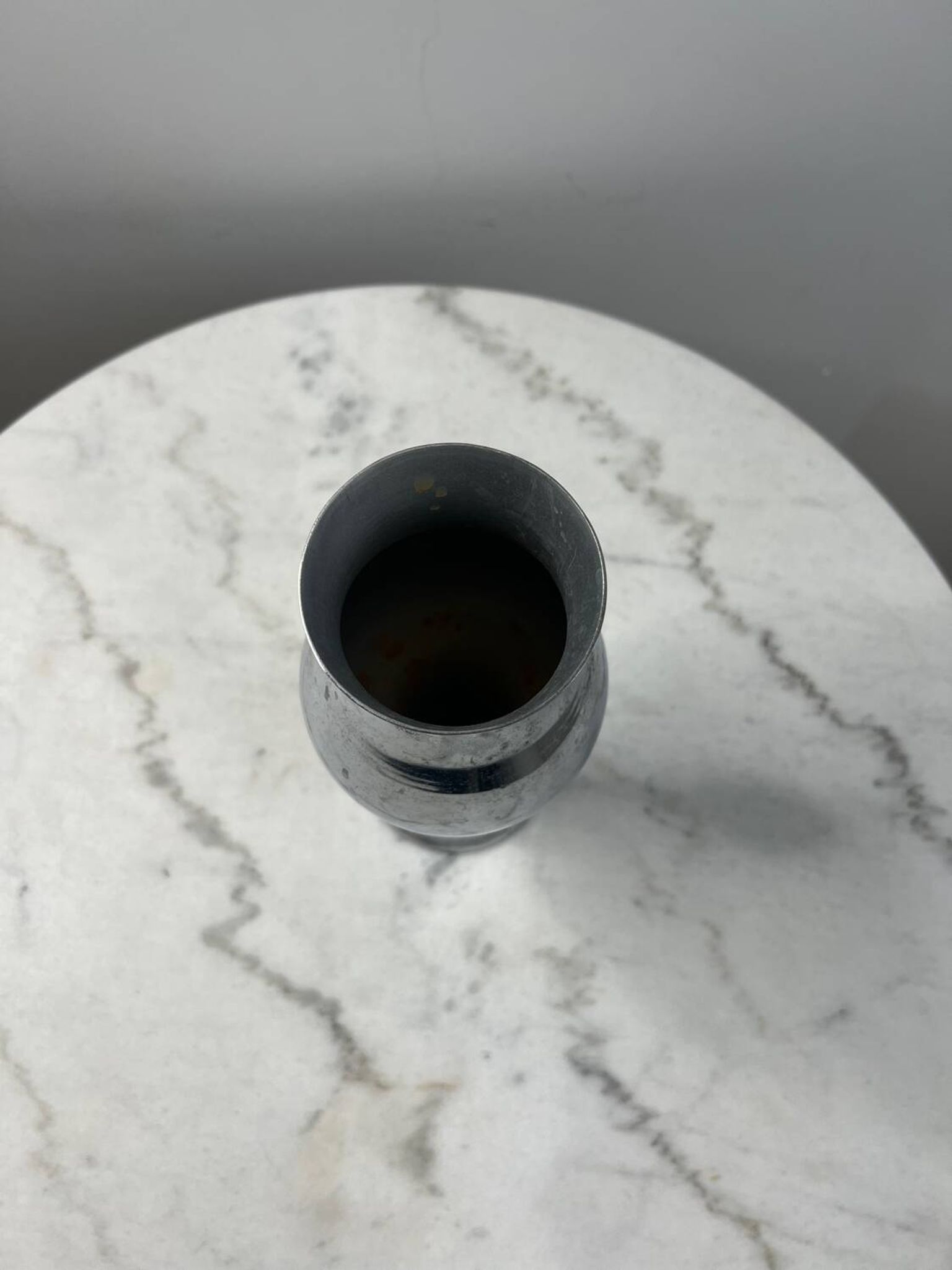 Vase métallique