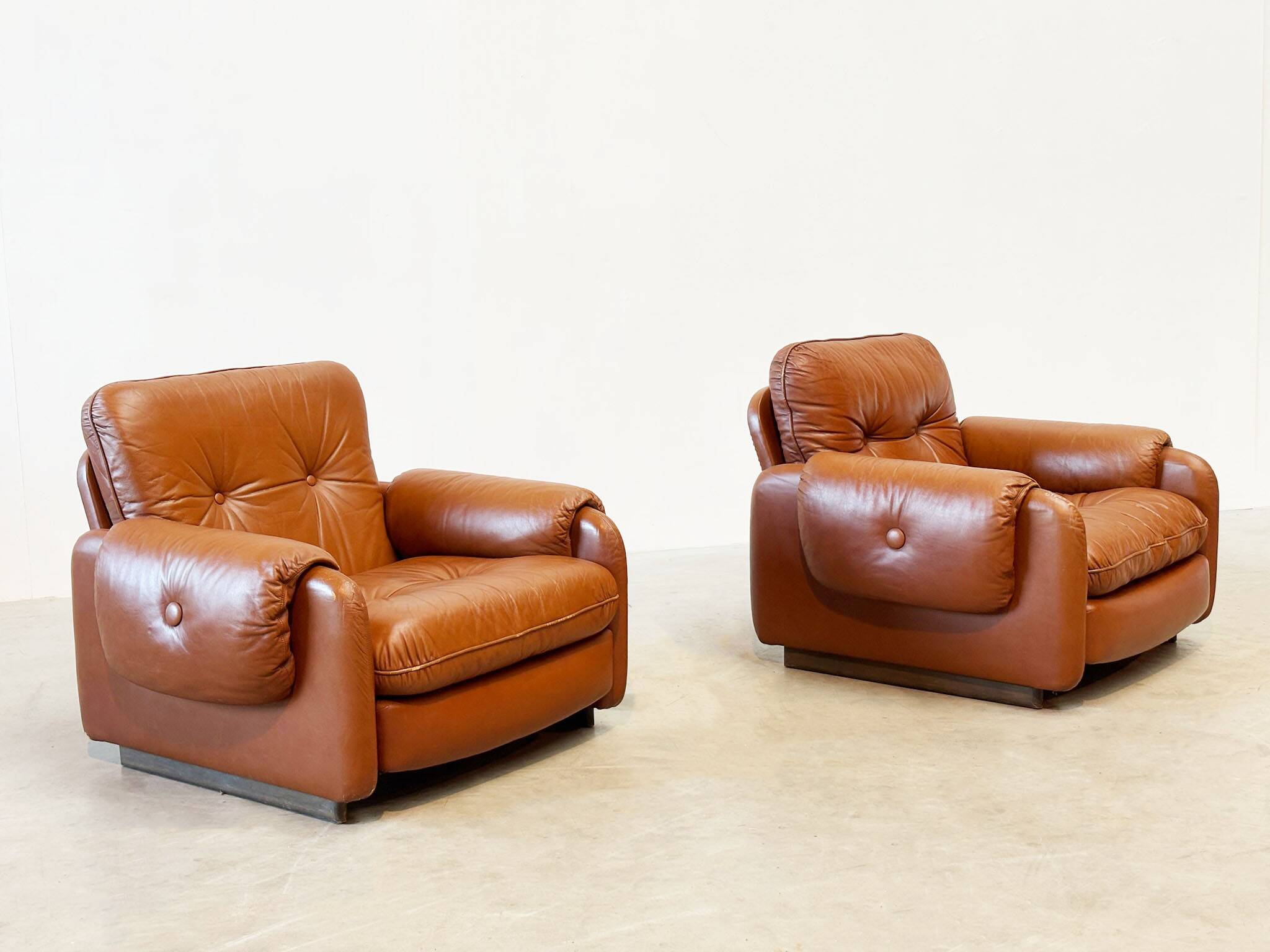 Ensemble de fauteuils en cuir cognac italien