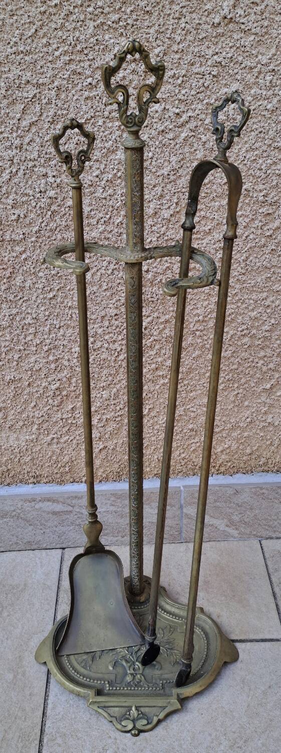 Fireplace accessories and its bronze support