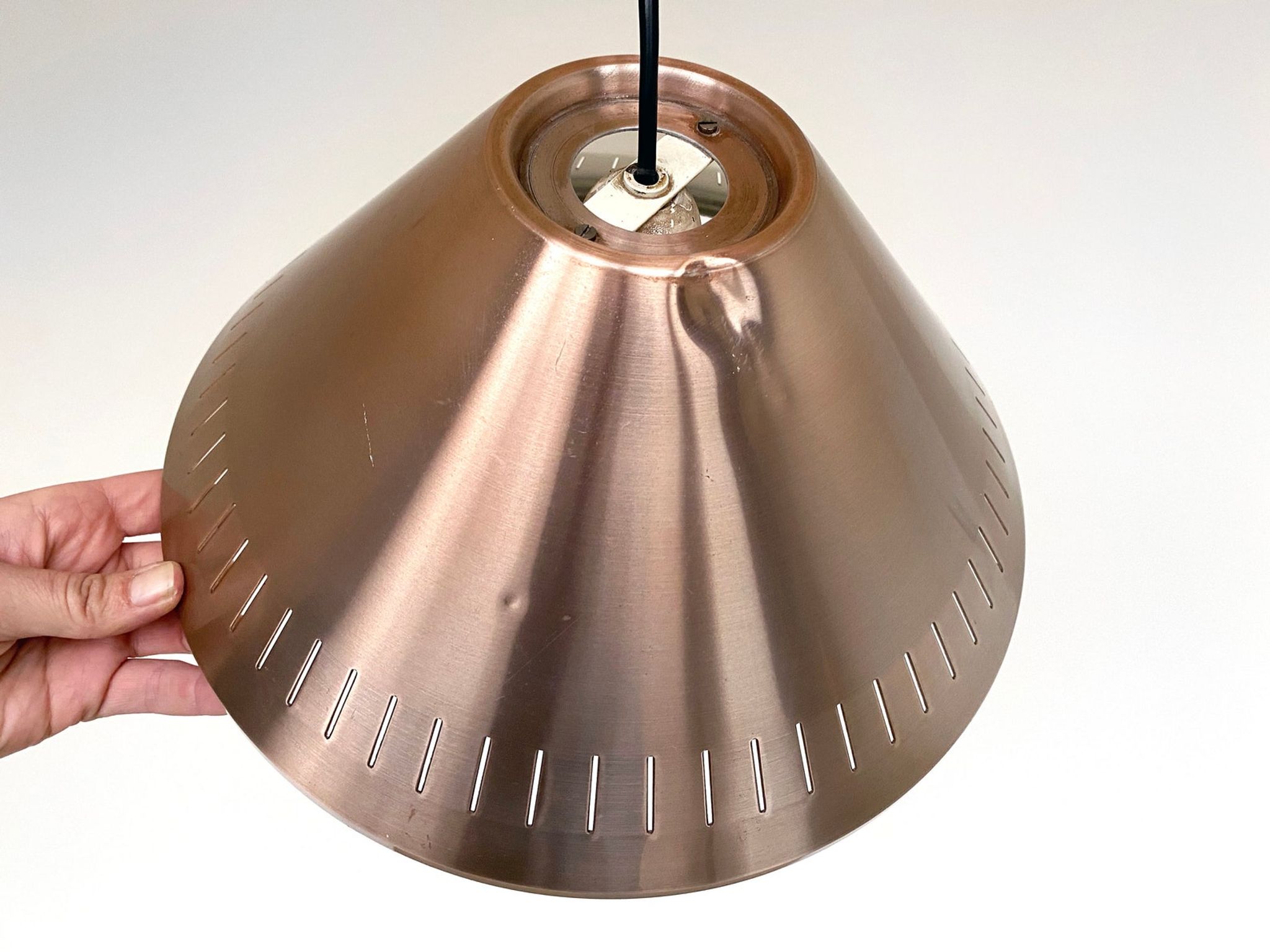 Suspension vintage rouge cuivre aluminium perforaté