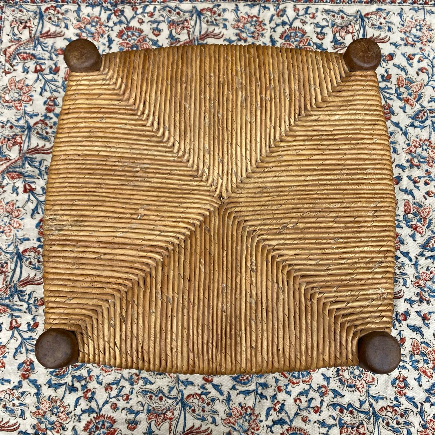 Low stool in wood and straw