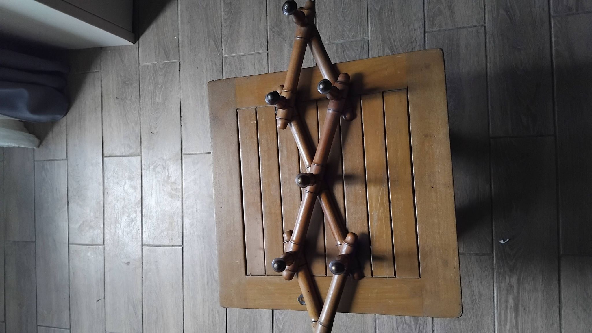 Accordion coat rack in bamboo