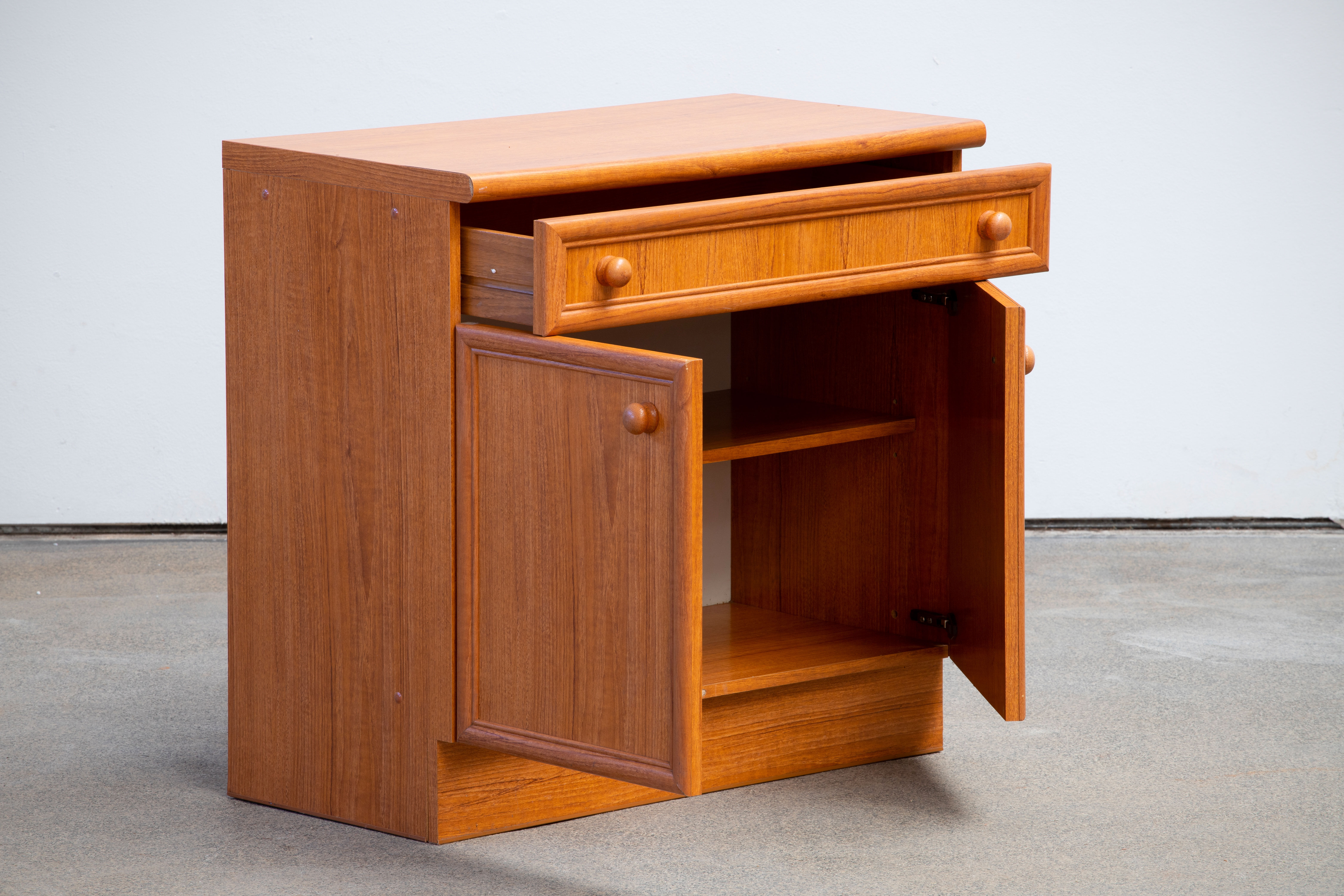 Scandinavian buffet 80 cm