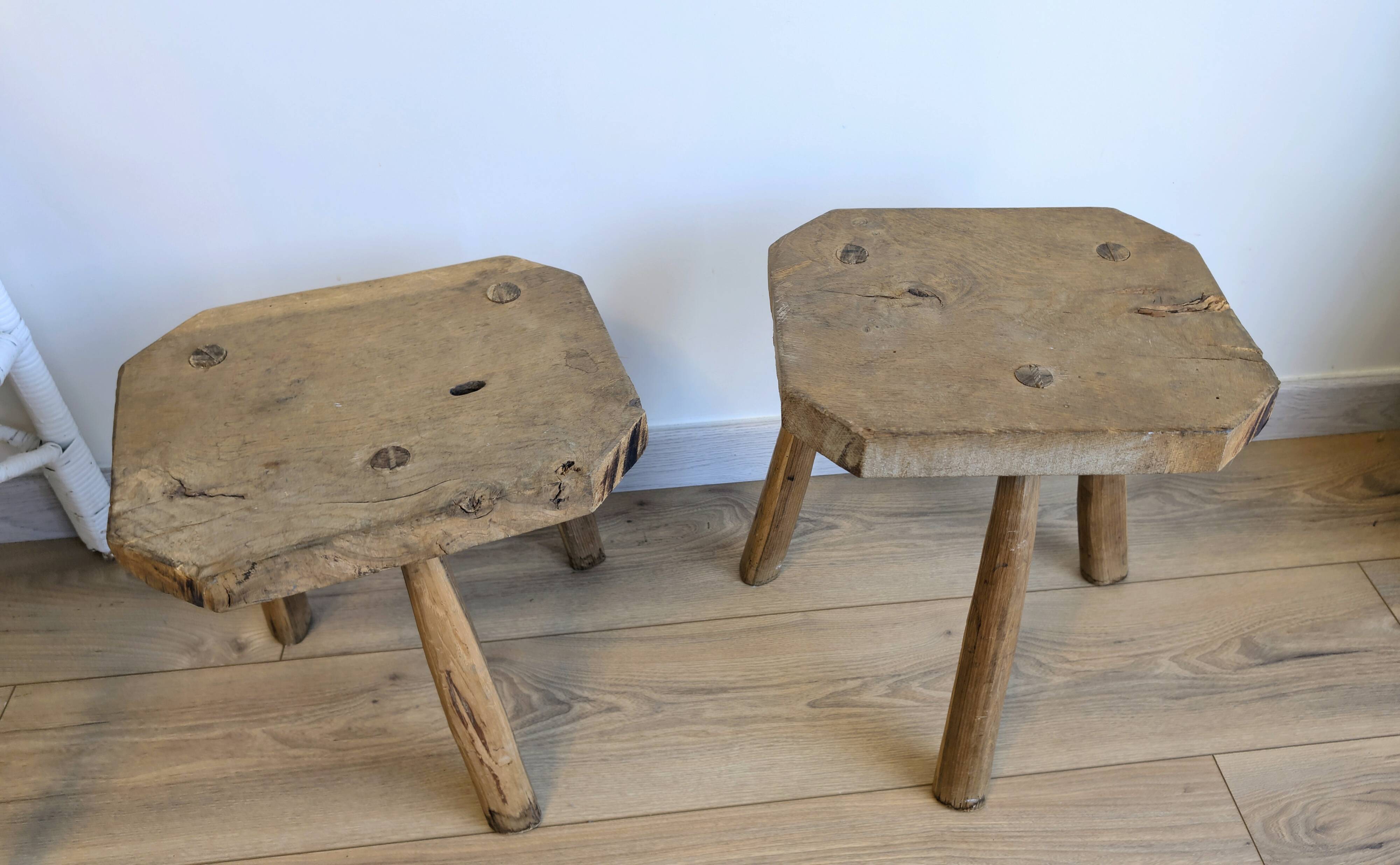 Paire de tabourets brutalistes anciens en bois massif