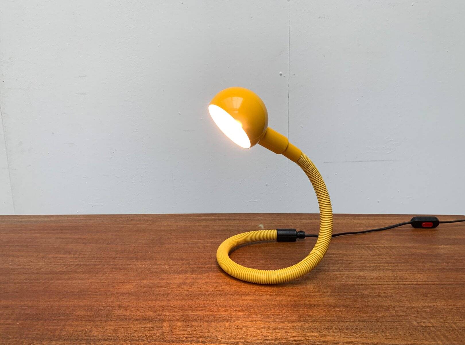 Vintage Italian space age table lamp Hebi by Isao Hosoe for Valenti Luce.