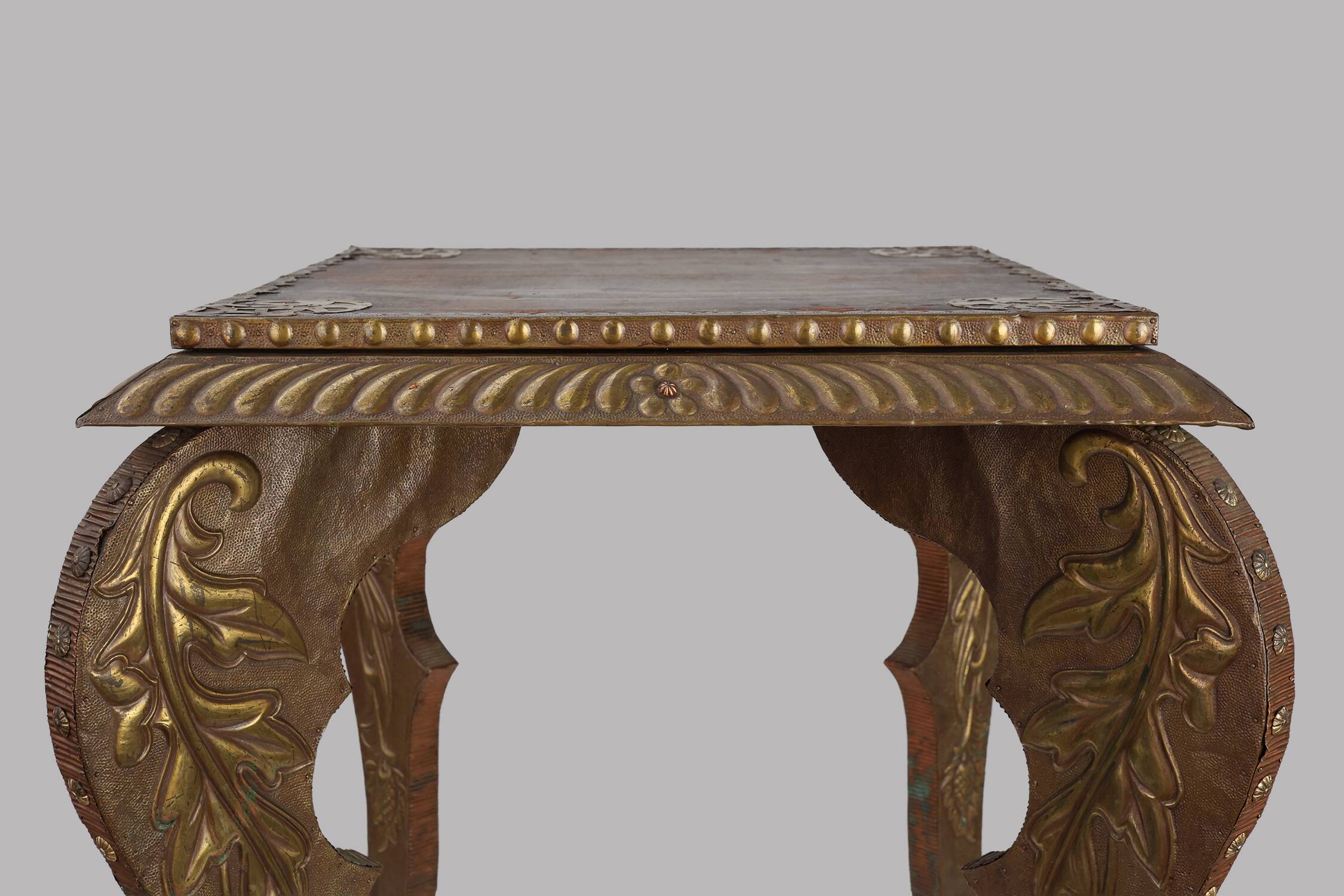 Table d'appoint Arts & Crafts en chêne et cuivre, Royaume-Uni vers 1910