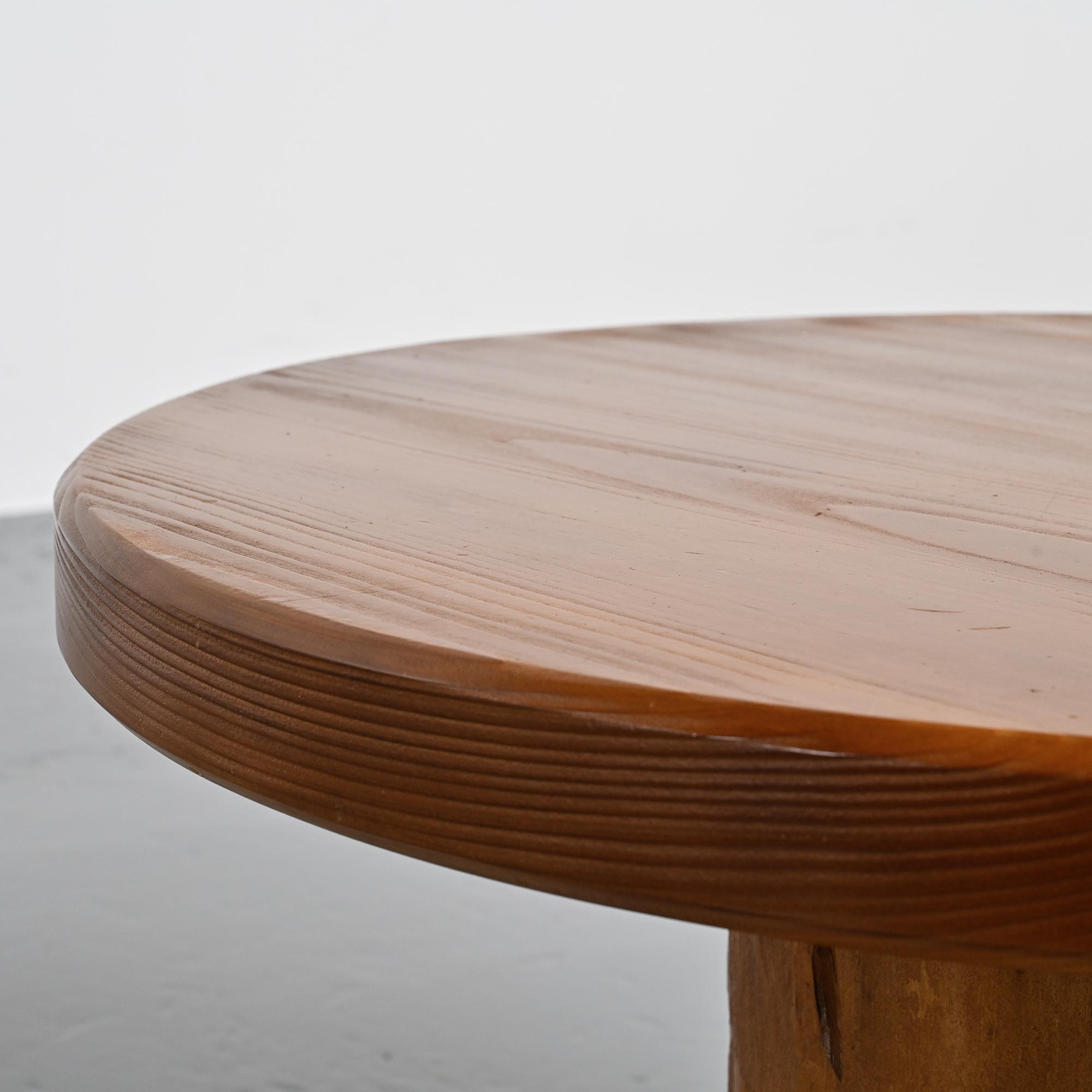 Circular coffee table, popular art 1960