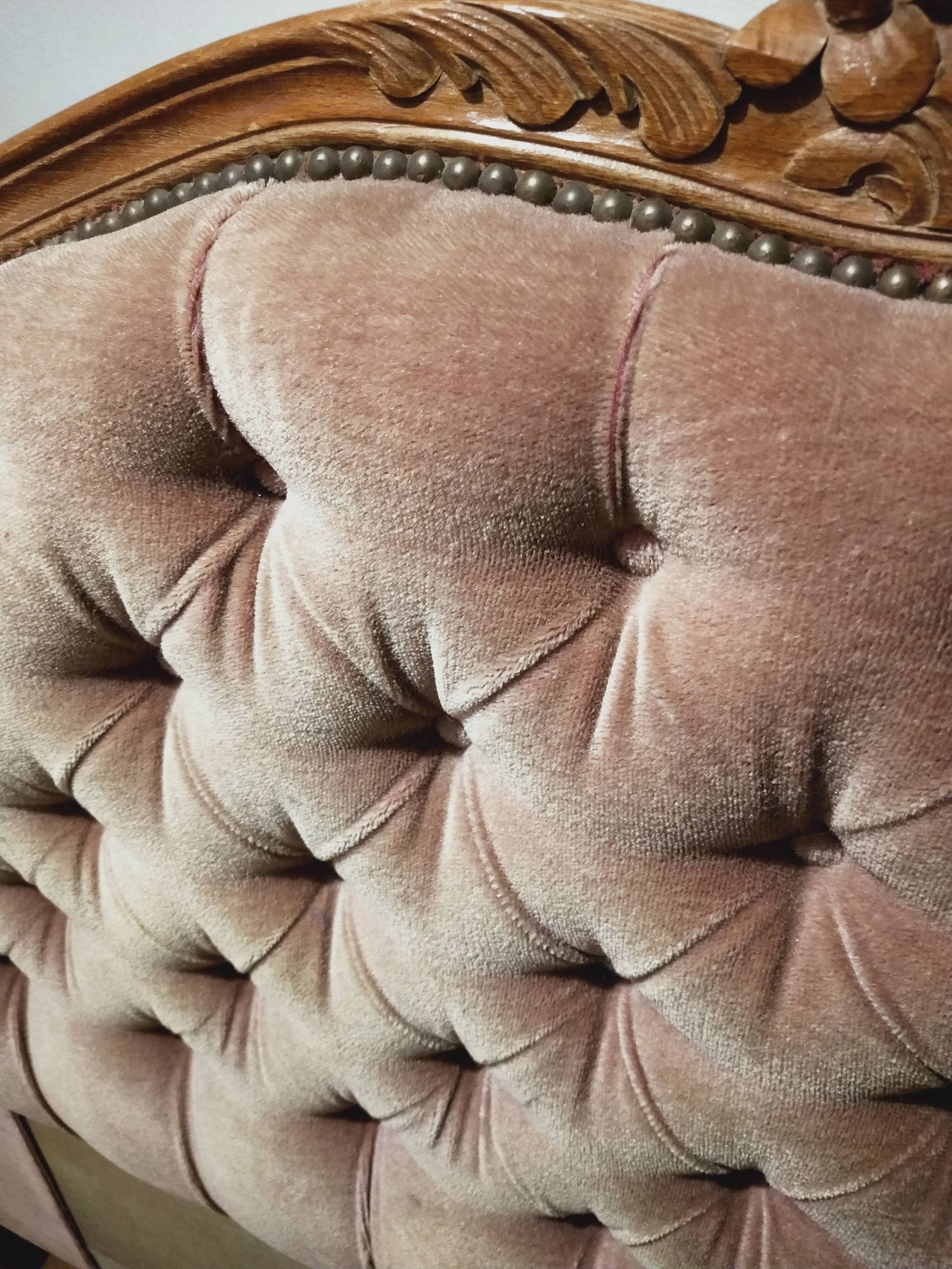 Lit corbeille capitonné velours rose