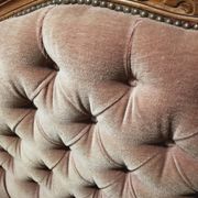 Lit corbeille capitonné velours rose