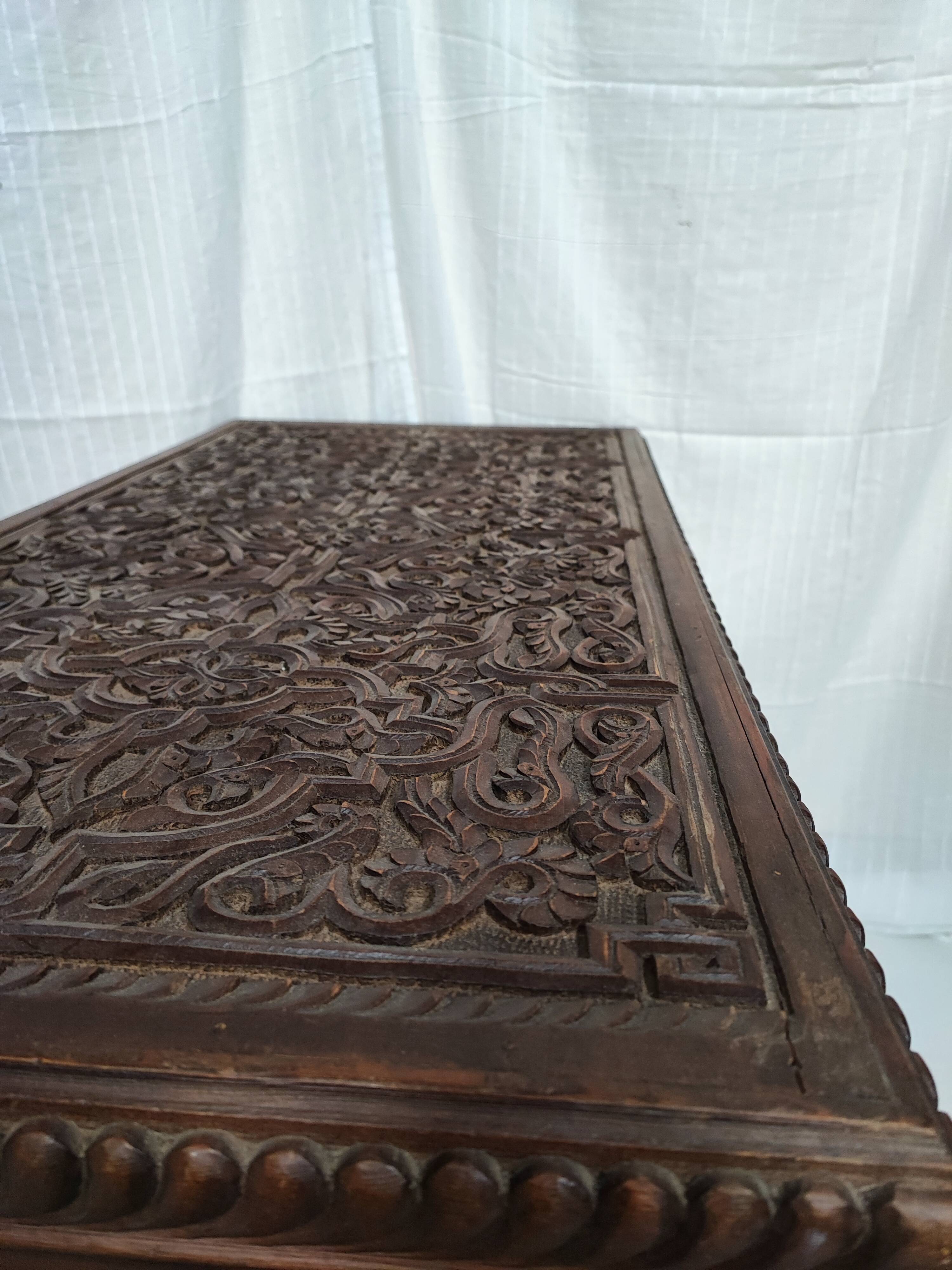 Ancien coffre en bois sculpté oriental