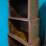 Decorative shelf in the shape of a trunk