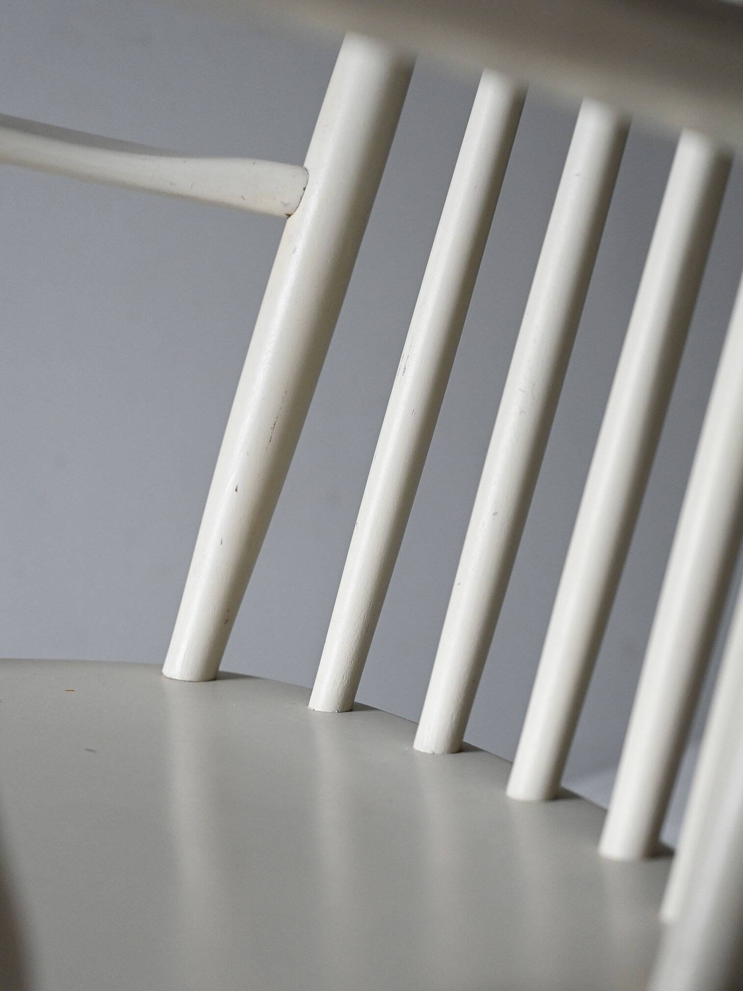 Fauteuil à bascule scandinave vintage en bois laqué blanc