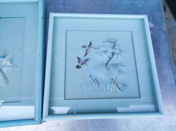 Deux tableaux vintage réalisés avec des plumes, motif colibri