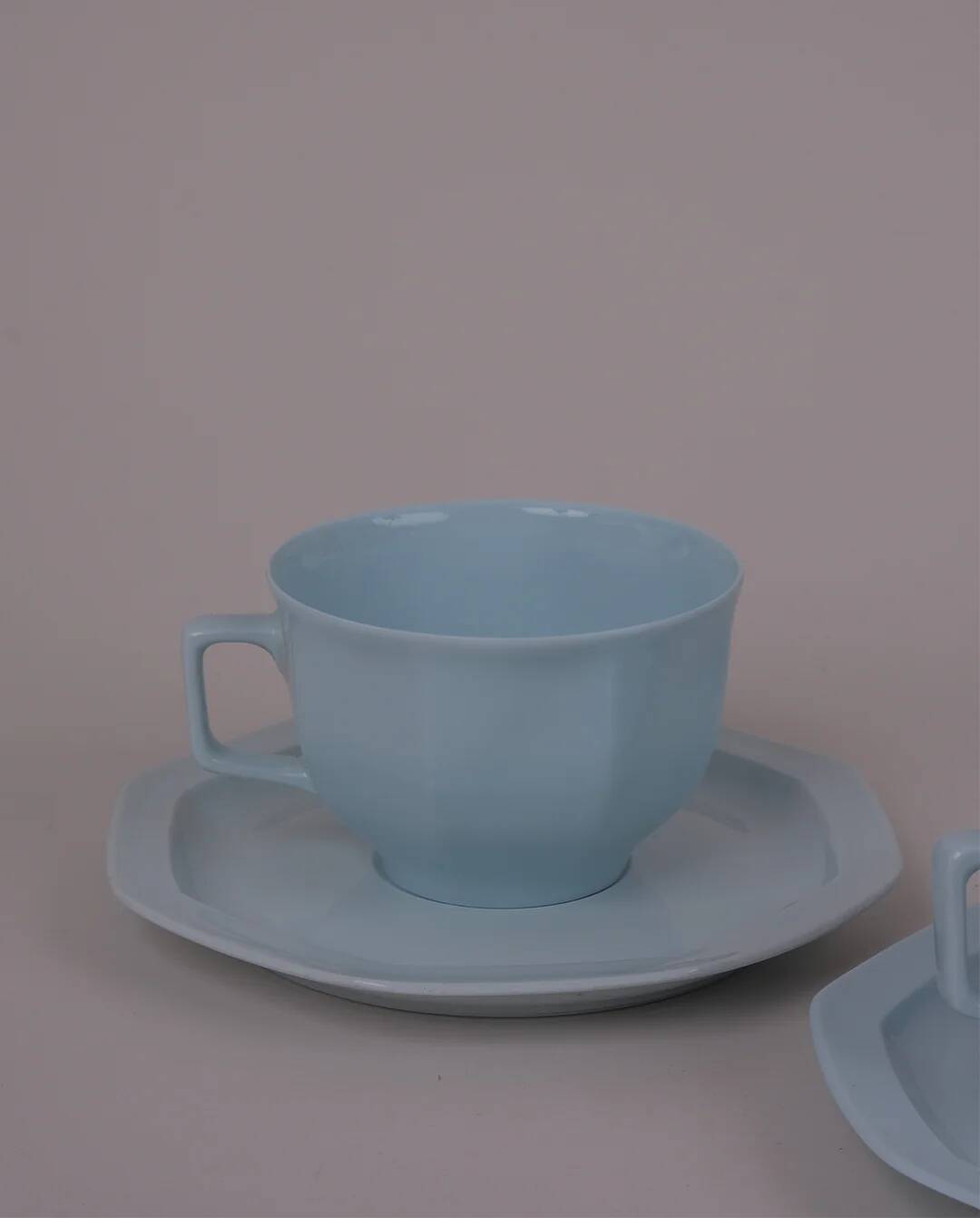 Porcelain cups and saucers x4