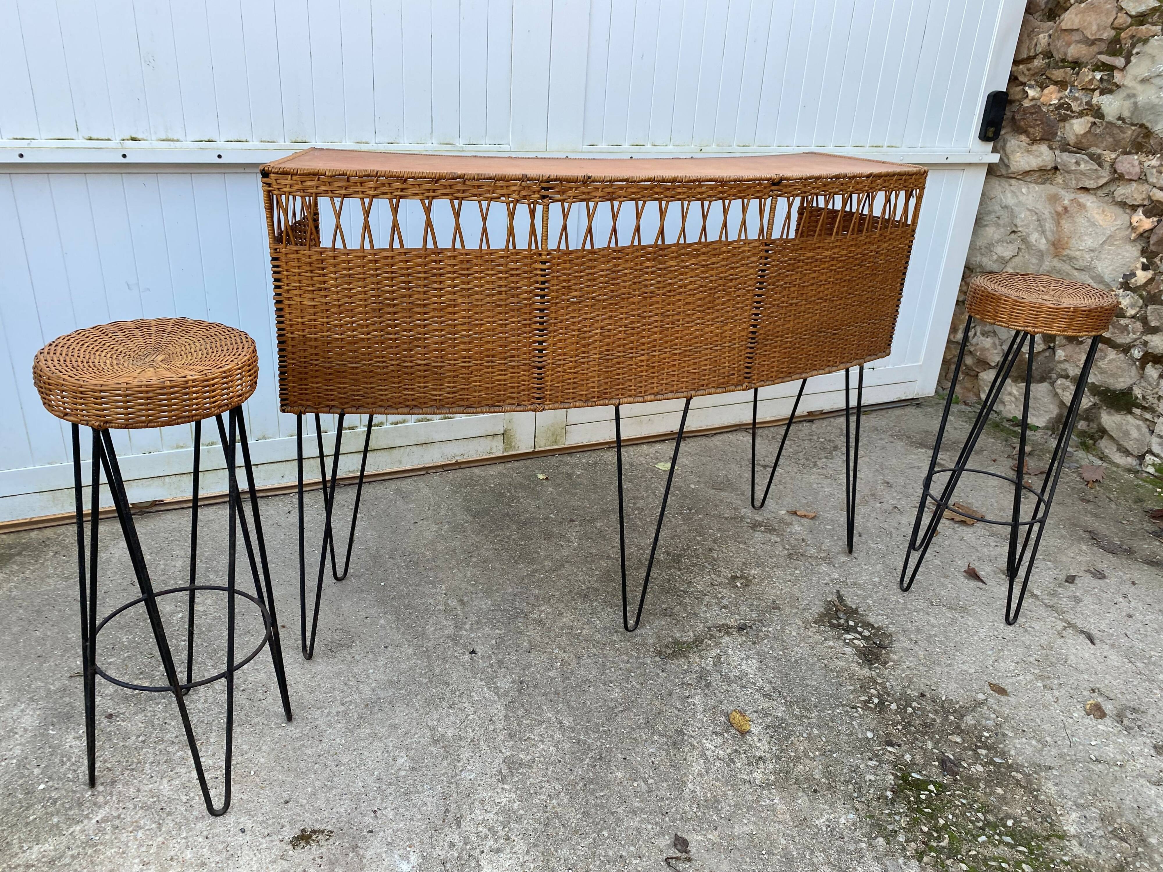 Vintage 1950s bar counter with two rattan and metal stools