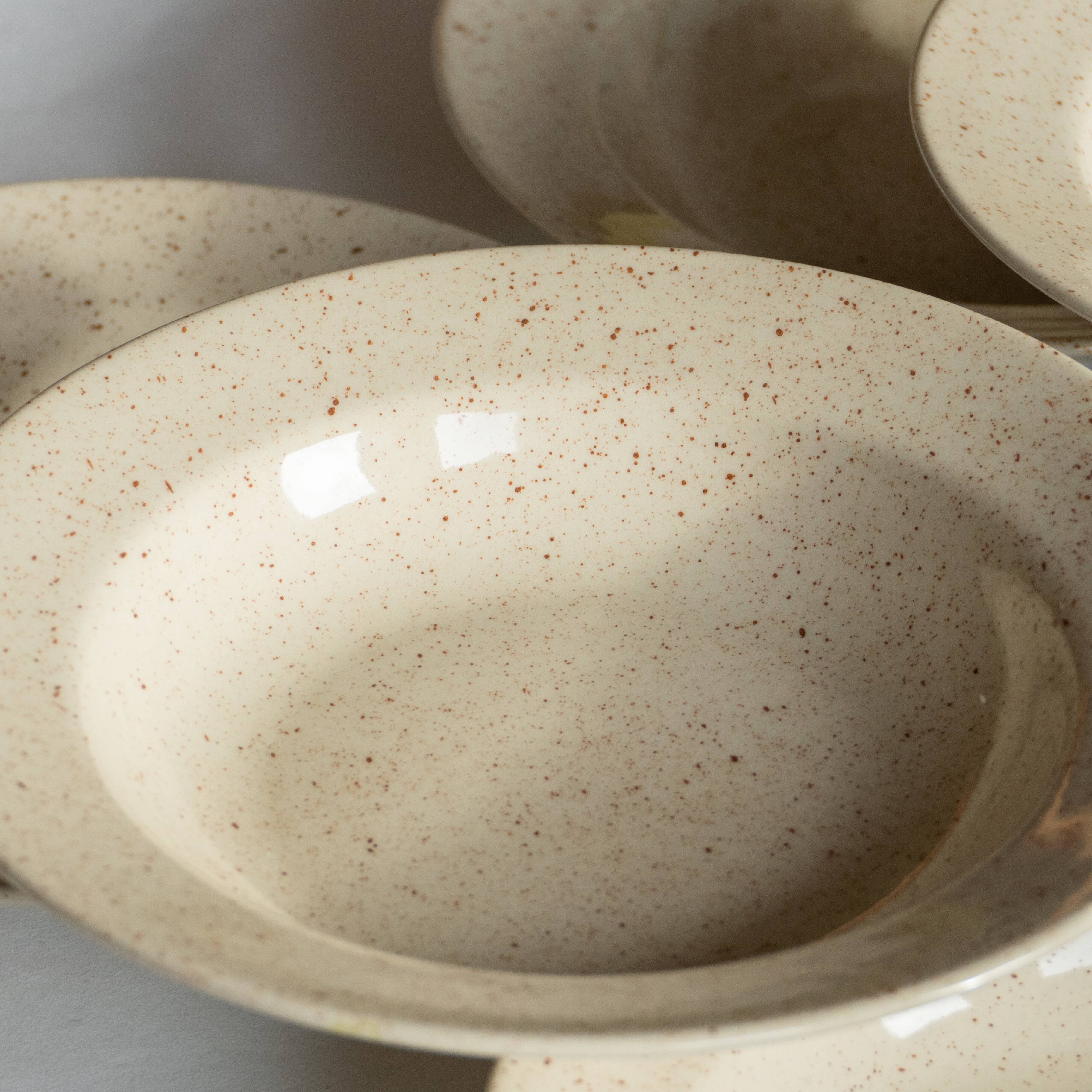 6 plates in speckled beige stoneware
