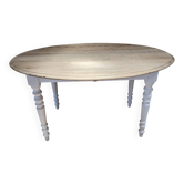 Solid oak table with a chic country feel