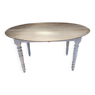 Solid oak table with a chic country feel