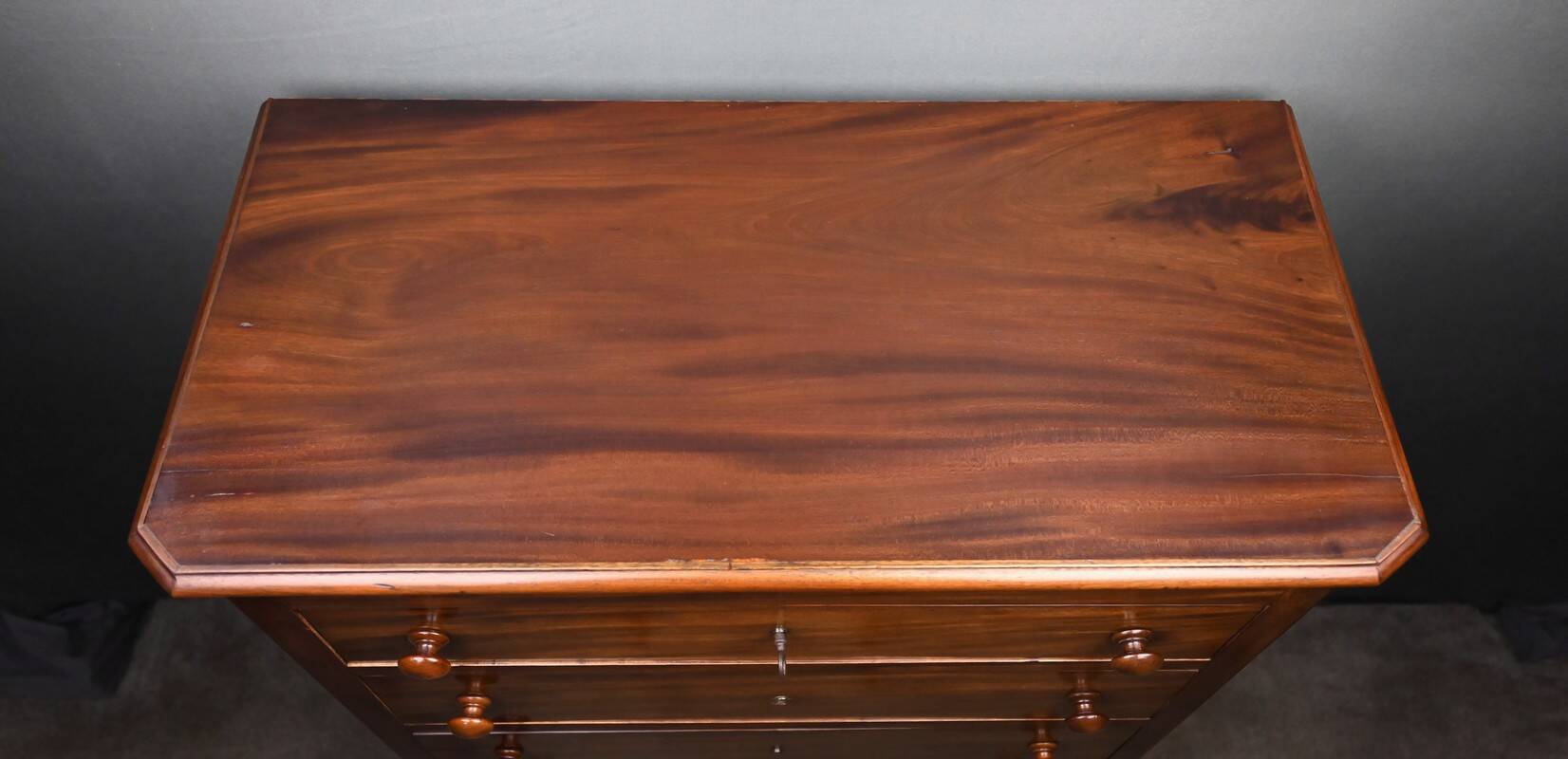 Mahogany chest of drawers – Late 19th century