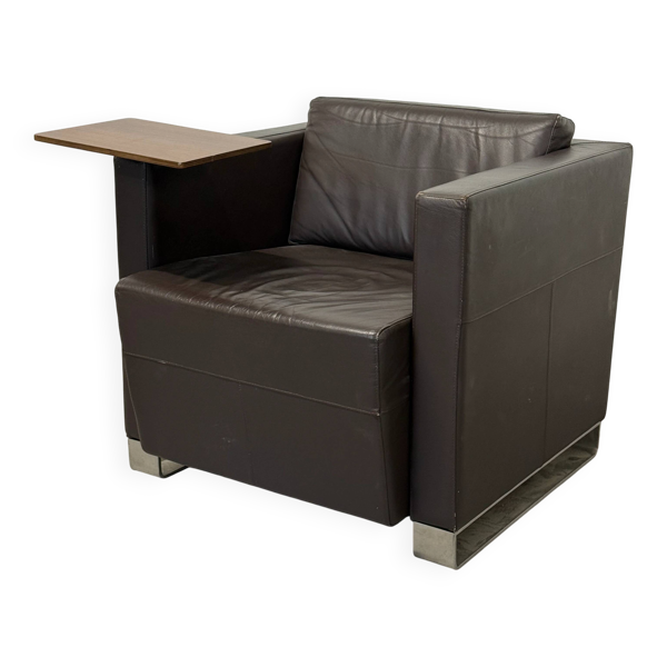 Fauteuil club vintage en cuir marron avec tablette d’appoint pivotante