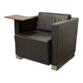 Fauteuil club vintage en cuir marron avec tablette d’appoint pivotante