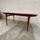 Table scandinave