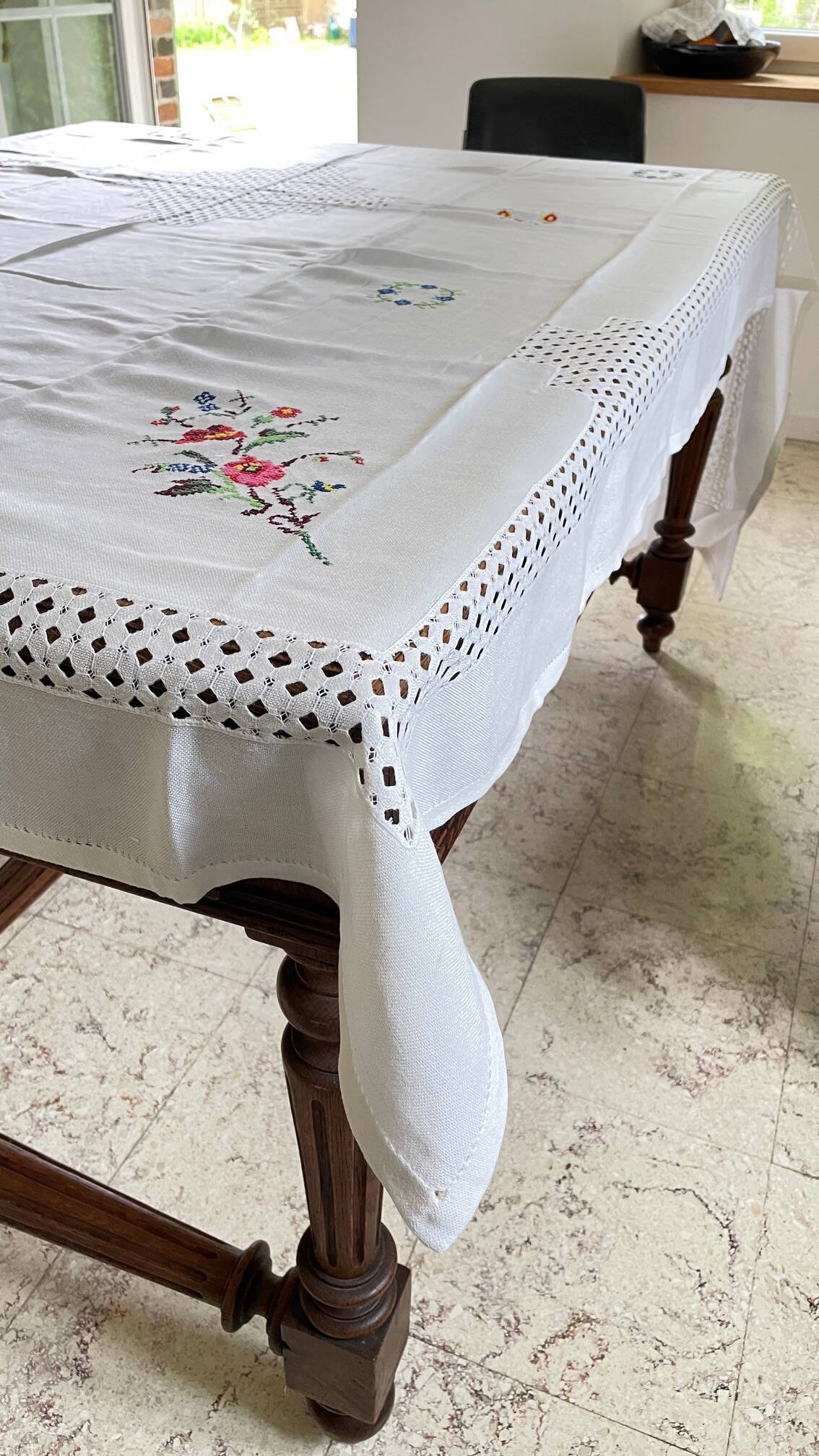 Embroidered tablecloth + 12 vintage napkins