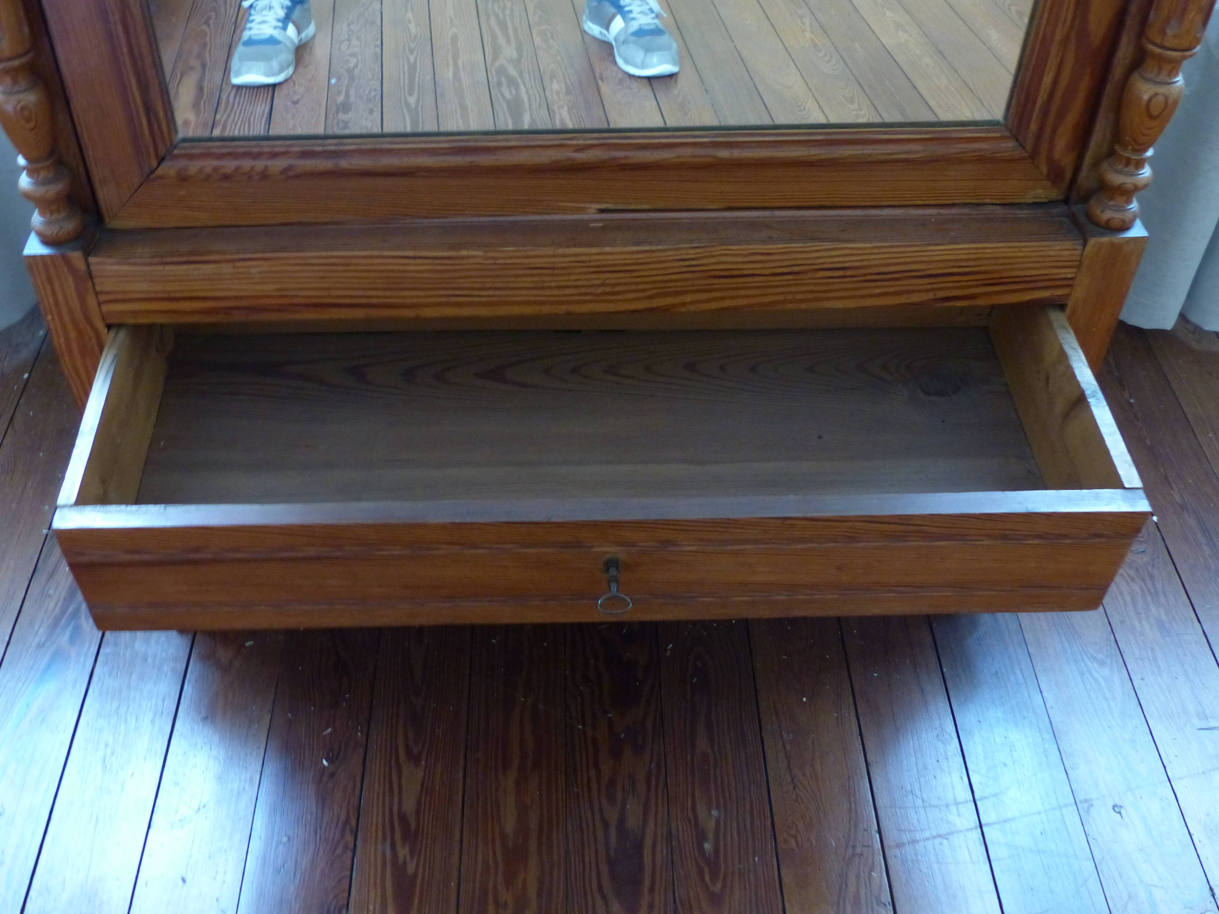 Pitch pine wood mirror bonnetiere