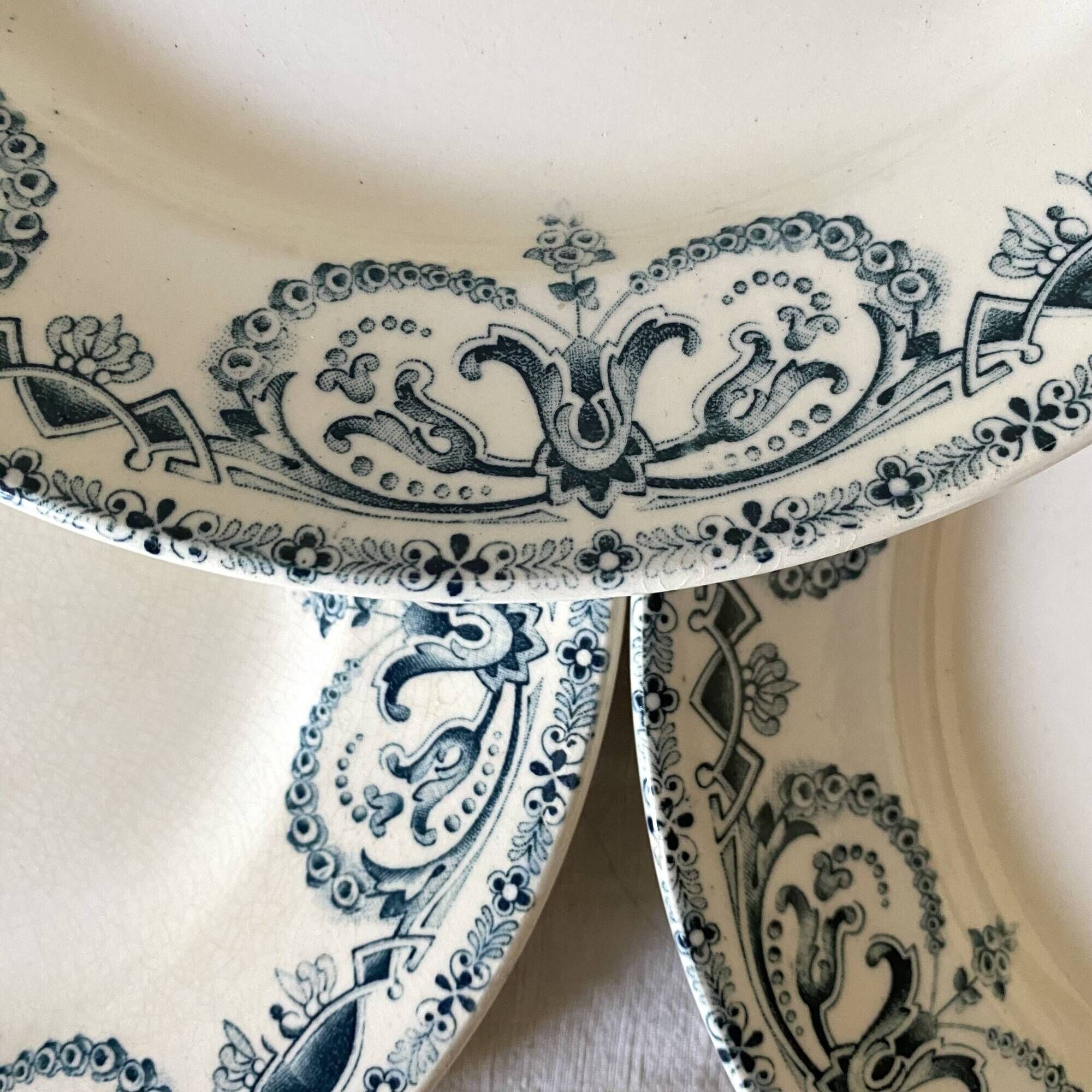 Assiettes plates anciennes Terre de Fer bleu encre début XXe