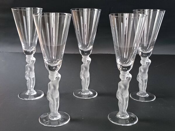 Ensemble de 9 flutes en cristal pied Vénus et Bacchus, Vannes et Bayel