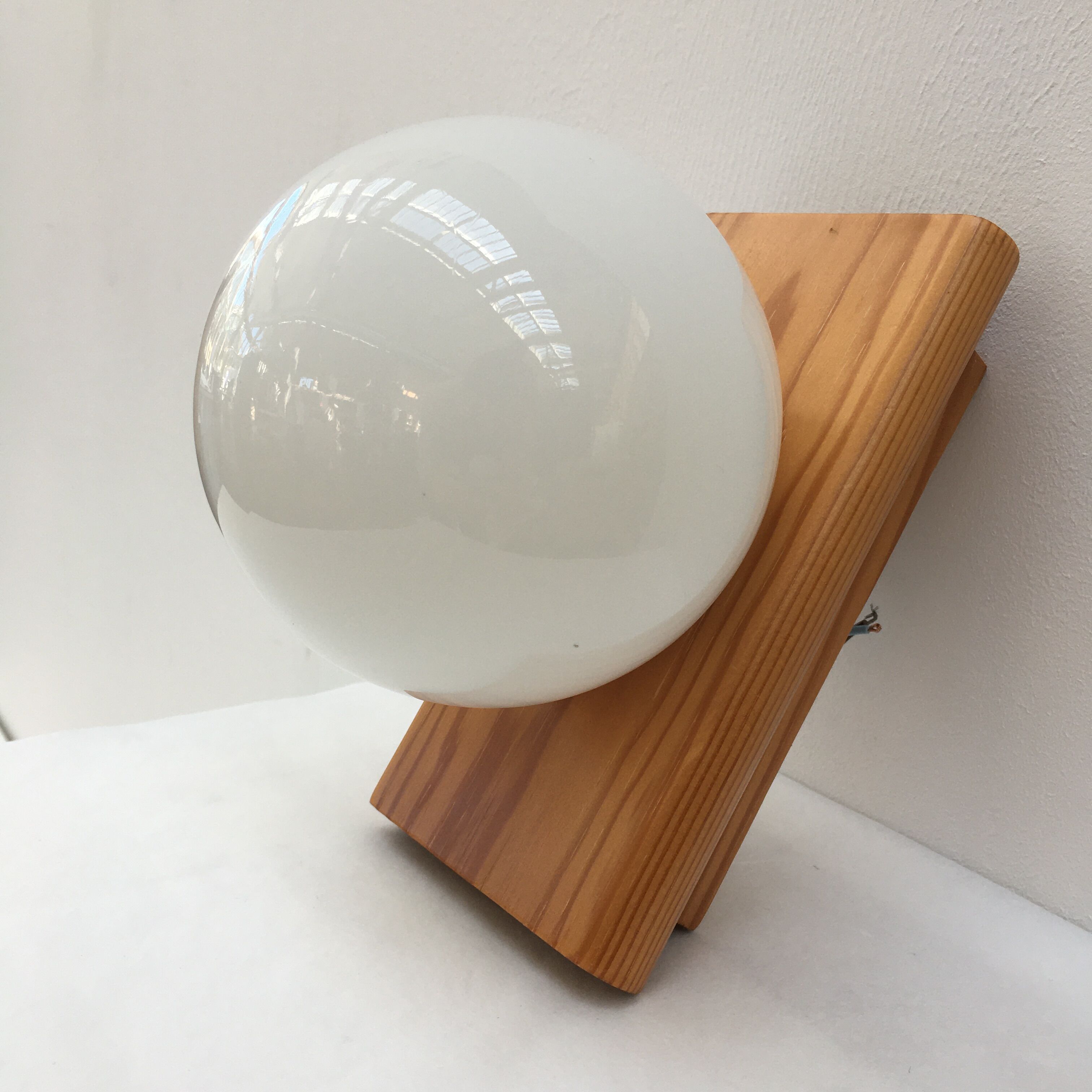 Modernist wall lamp in pine and opaline