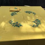 Yellow linen dinner service embroidered with ivy flowers