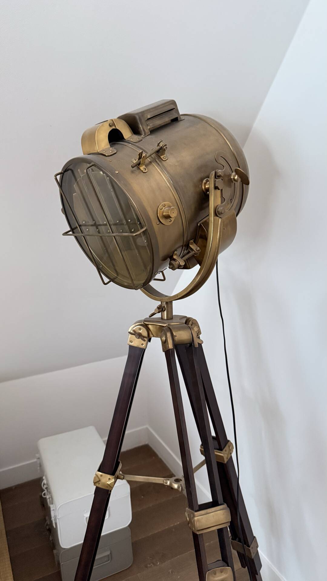 Lampe projecteur marine Maison Coloniale – laiton et acajou mas