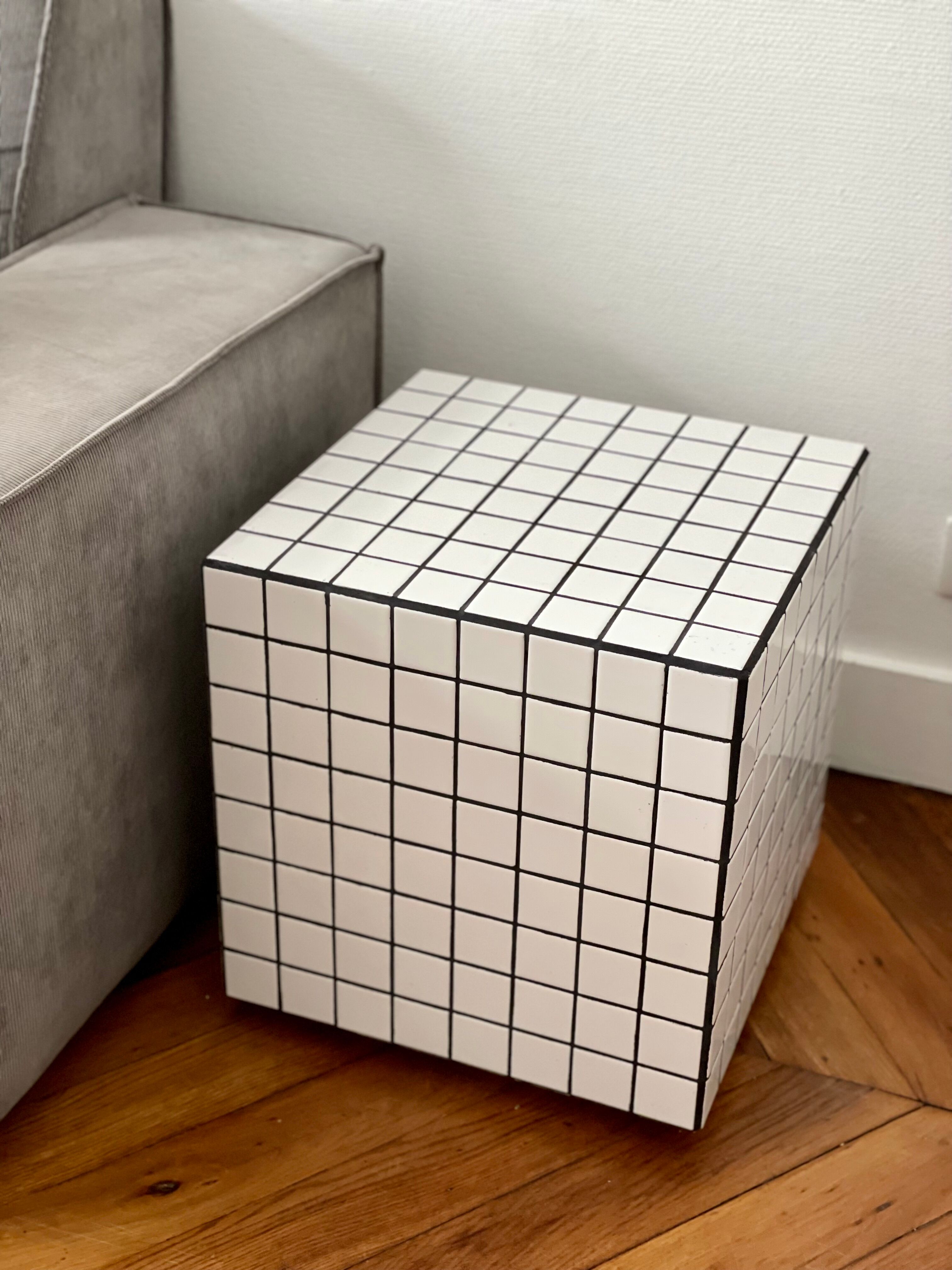 Table d'appoint cube Lulu carrelage mosaïque blanc joint noir  bout de canapé