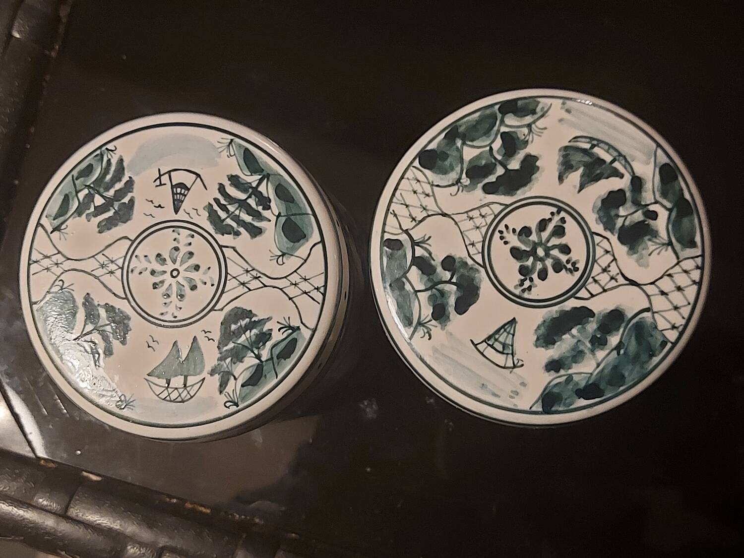 Deux pots en porcelaine chinoise
