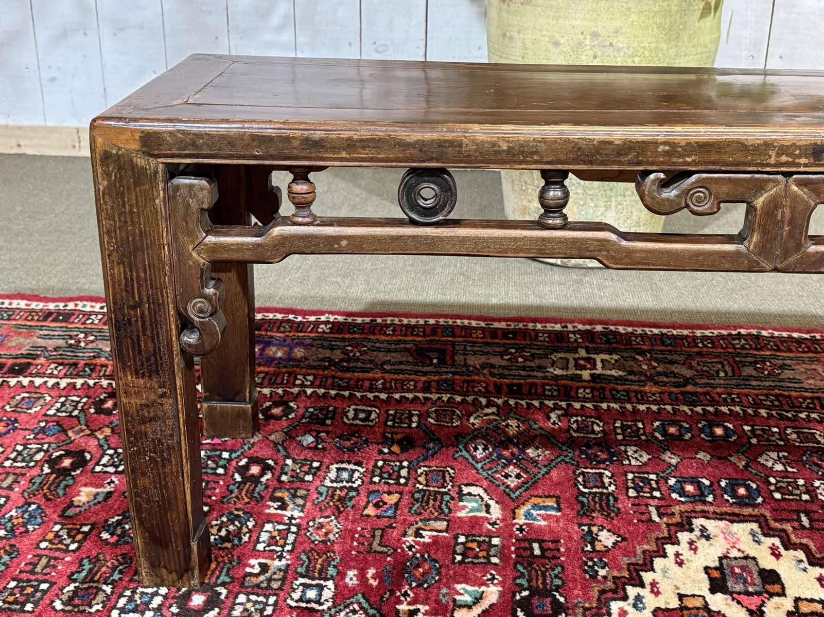 Table basse chinoise en teck et orme des années 80