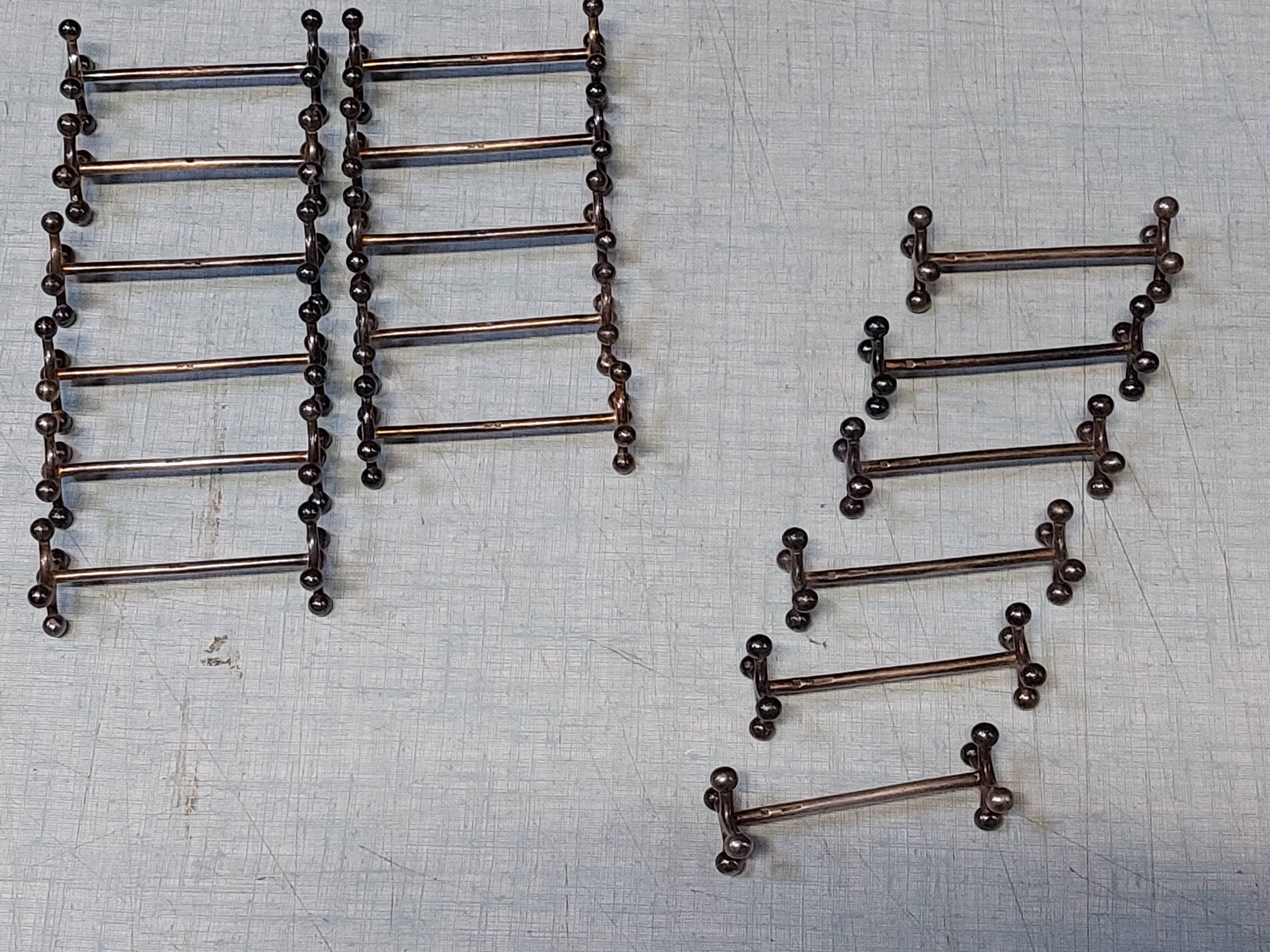 17 Christofle silver-plated knife rests in the Atonium model.