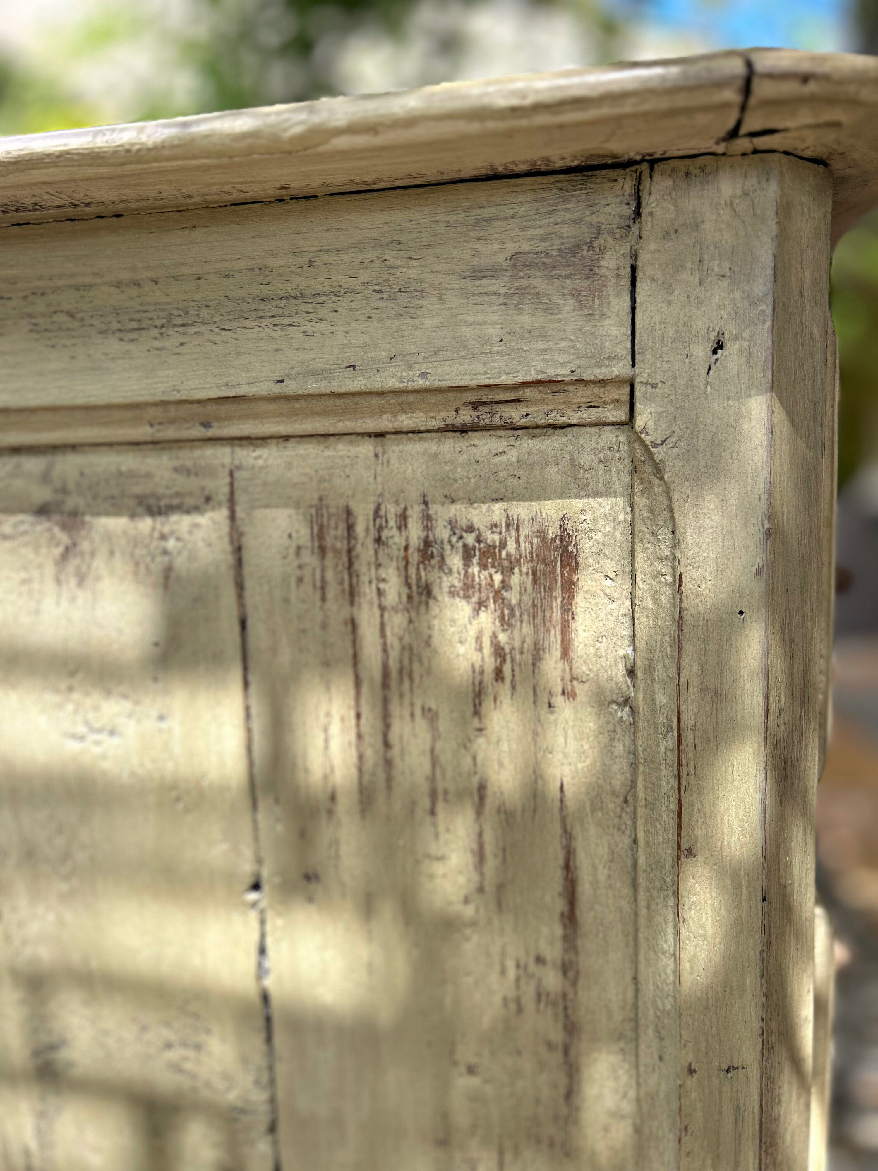 Commode galbée ancienne patinée vert pistache
