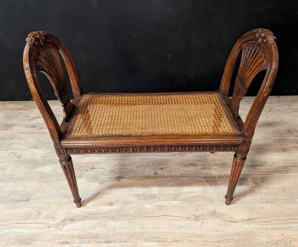 Banquette Louis XVI en noyer assise en cannage