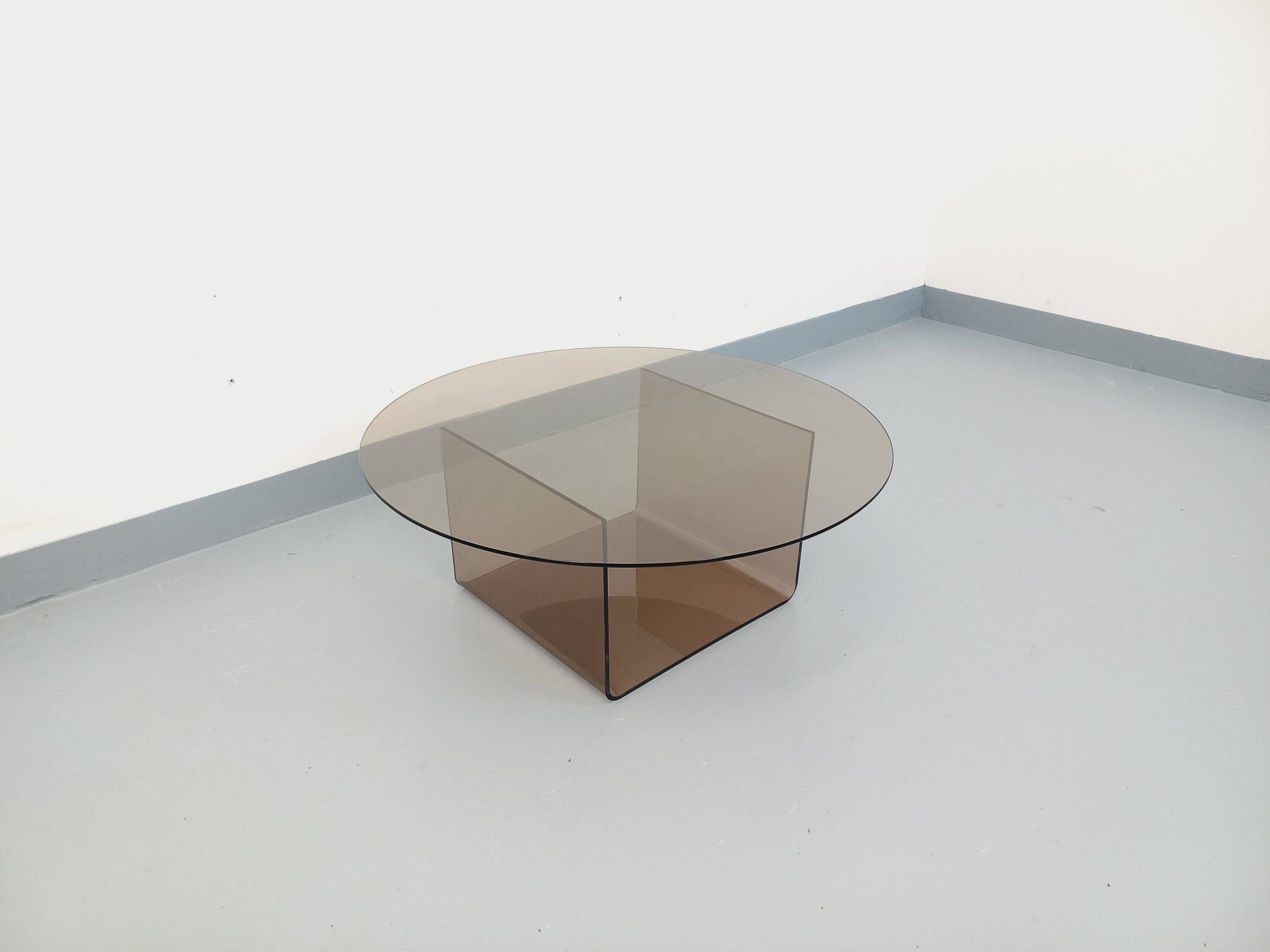 Vintage round coffee table in glass and plexiglass, Space Age style from the 70s.