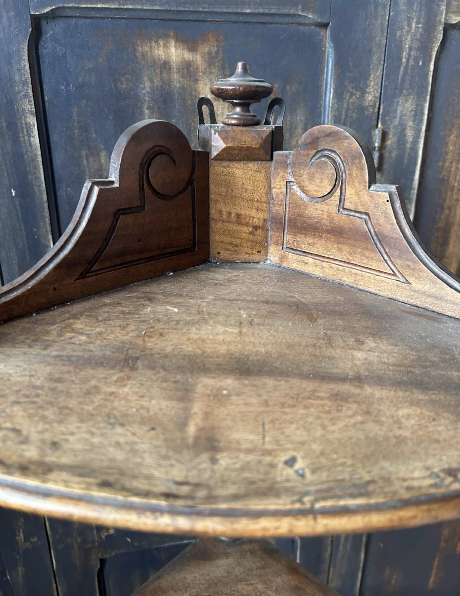 Small 19th-century corner shelf in walnut – beautiful cabinetmaking work.
