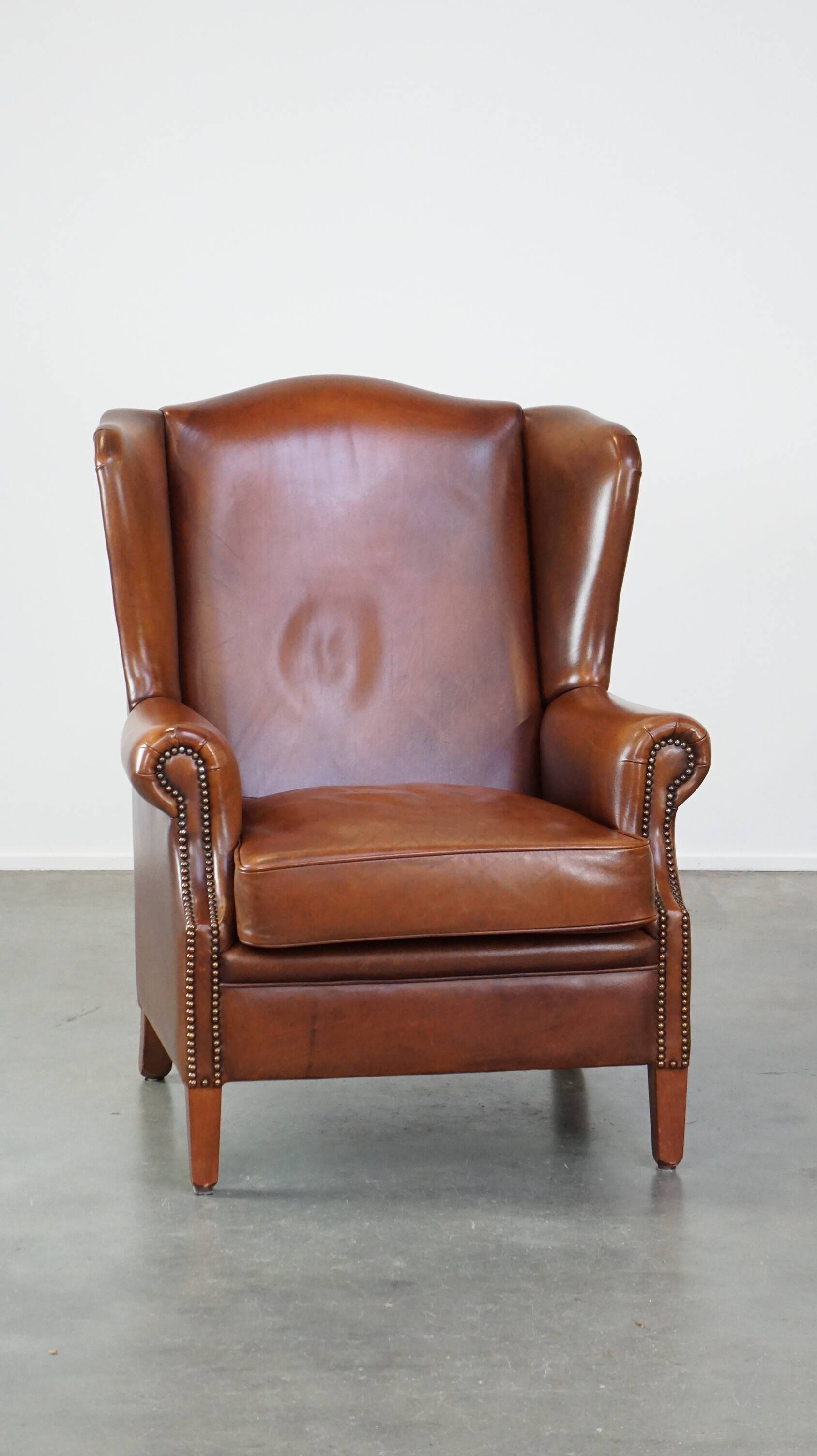 Fauteuil à oreilles en cuir de vachette cognac