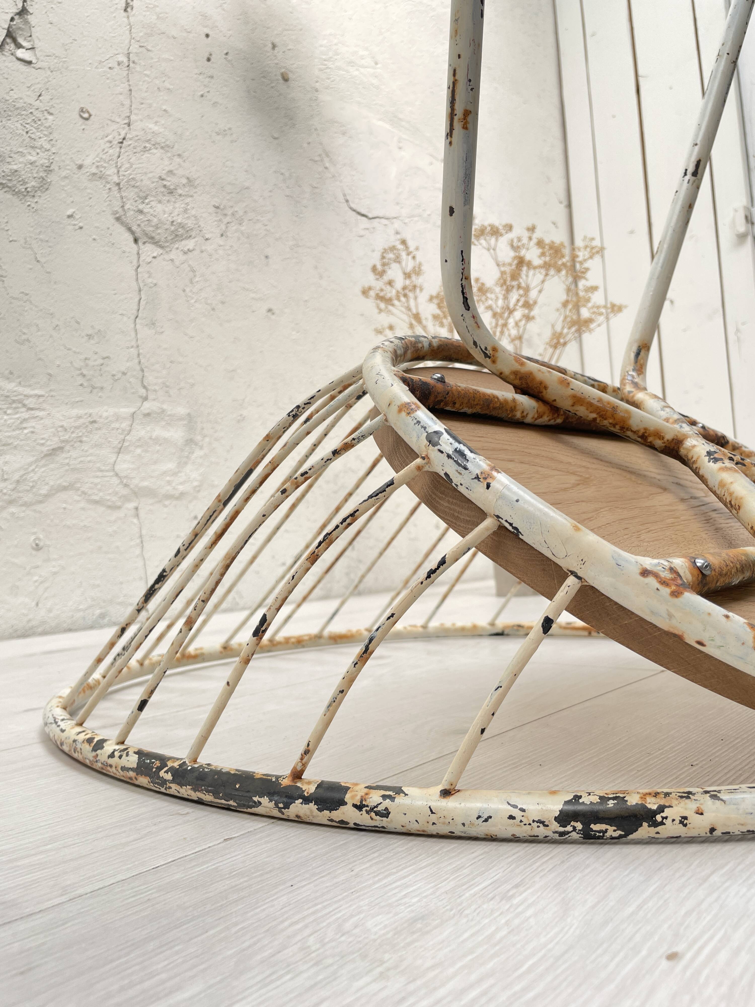 Basket armchair in metal and wood.