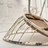 Fauteuil corbeille en métal et bois.