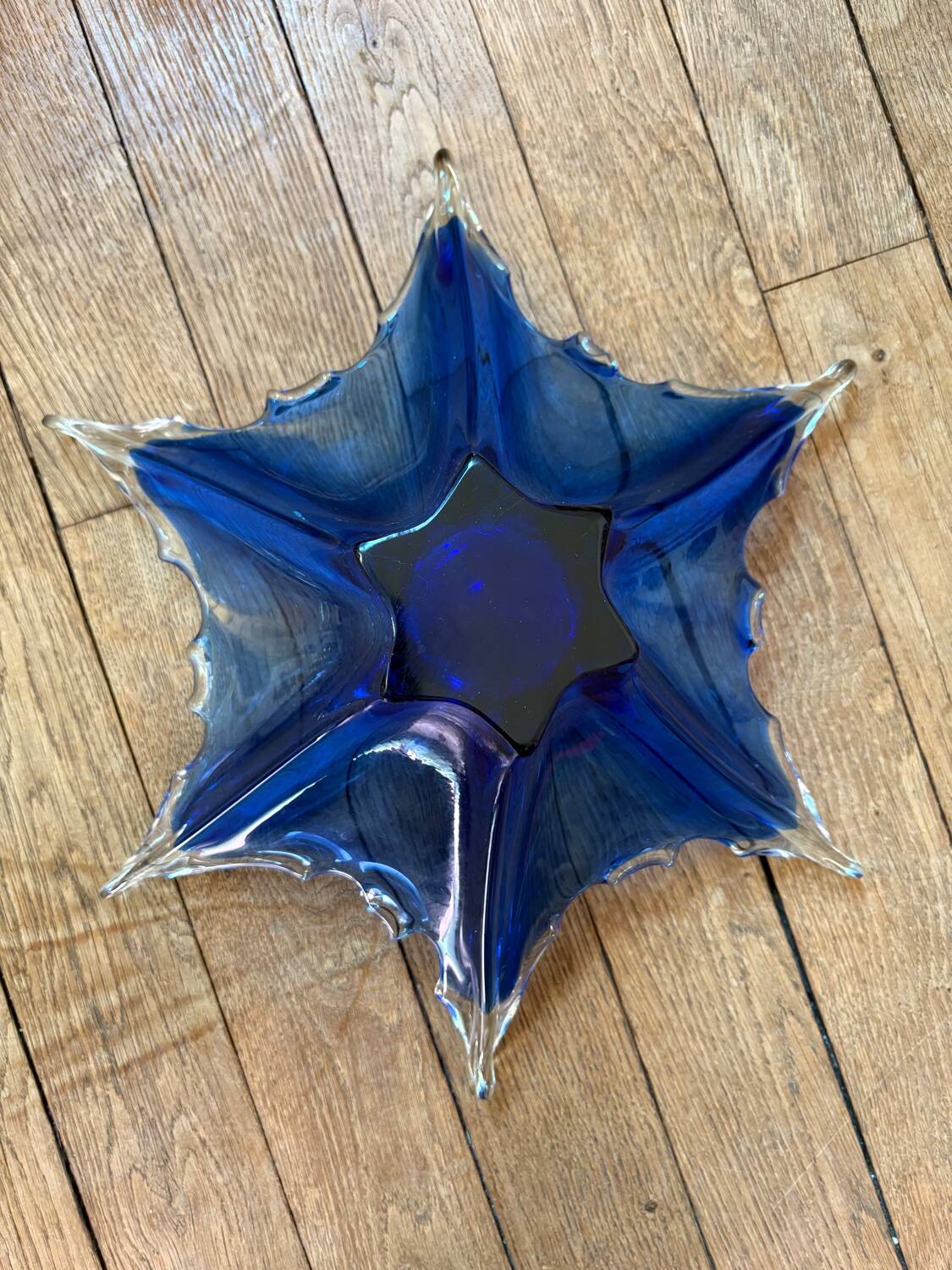 Murano glass bowl from the 1960s in perfect condition.